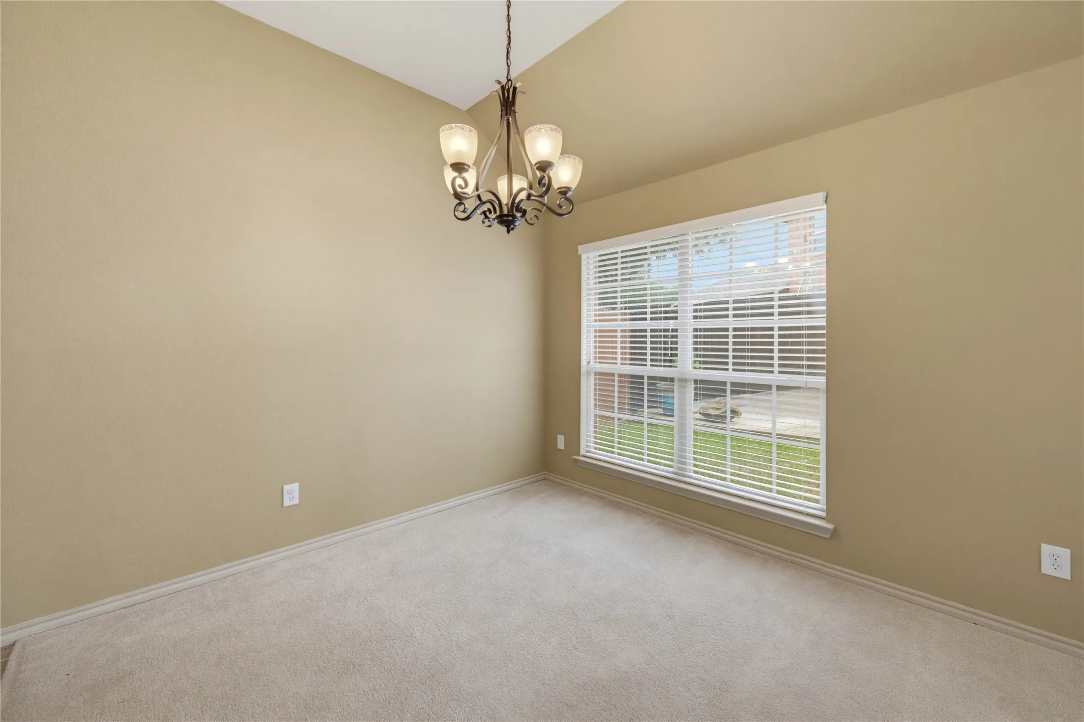 Single Family Residence For Rent in Tarrant County , 11 Beechcreek Drive, Edgecliff Village, Texas 76134, 4 Bedroom, 3 Bathroom, 2 Garage spaces, 2,788 Sqft, built in 2010, mls#21421387, Real Estate Agent in Edgecliff Village, Homes For Rent in Tarrant county, Homes For Rent in Edgecliff Village, Realtor in Edgecliff Village Texas, Real Estate Brokerage Independent Realty Texas, Luminita Cordes Realtor