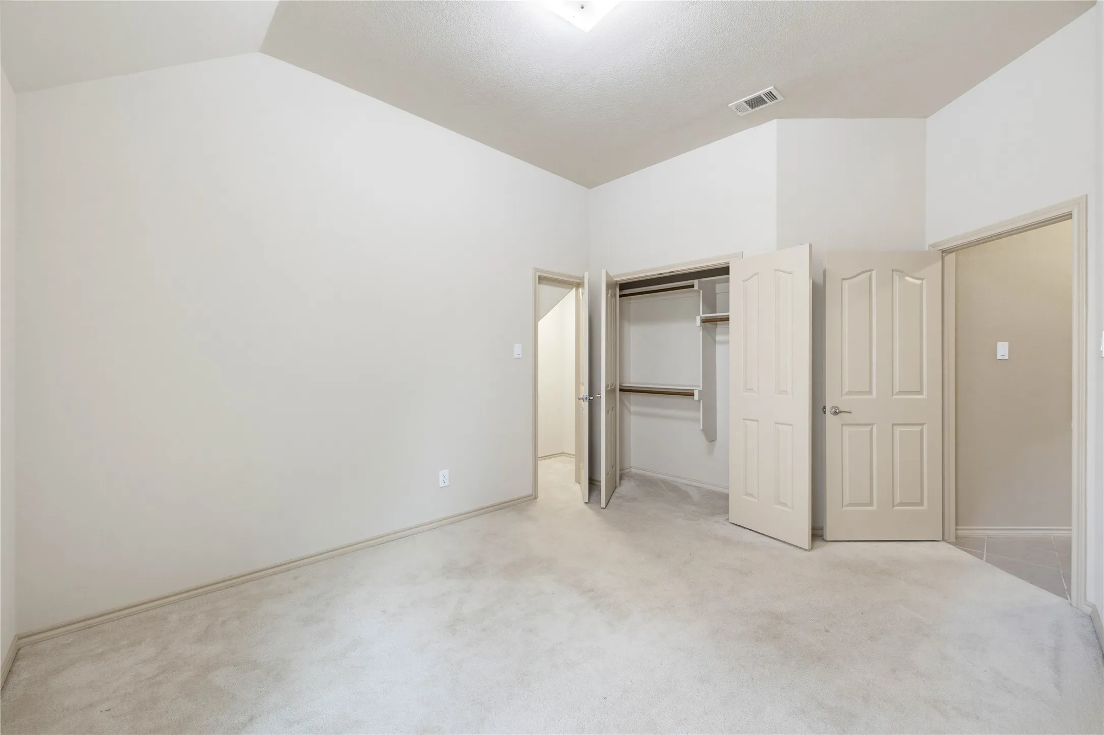 Single Family Residence For Rent in Tarrant County , 11 Beechcreek Drive, Edgecliff Village, Texas 76134, 4 Bedroom, 3 Bathroom, 2 Garage spaces, 2,788 Sqft, built in 2010, mls#21421387, Real Estate Agent in Edgecliff Village, Homes For Rent in Tarrant county, Homes For Rent in Edgecliff Village, Realtor in Edgecliff Village Texas, Real Estate Brokerage Independent Realty Texas, Luminita Cordes Realtor