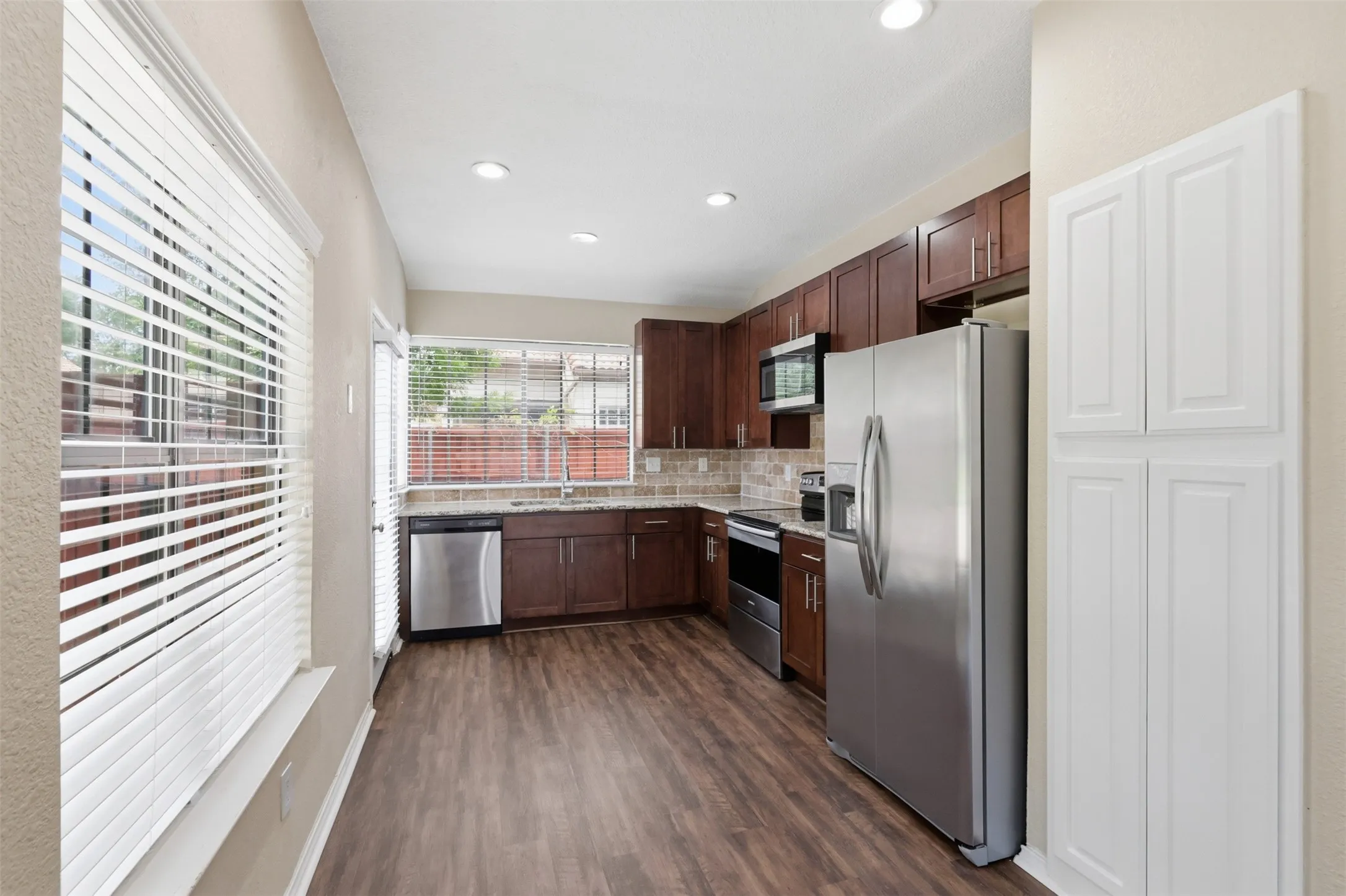 Single Family Residence For Sale in Dallas County , 608 Fiesta Circle, Irving, Texas 75063, 3 Bedroom, 3 Bathroom, 2 Garage spaces, 1,599 Sqft, built in 1985, mls#21421393, Real Estate Agent in Irving, Homes For Sale in Dallas county, Homes For Sale in Irving, Realtor in Irving Texas, Real Estate Brokerage Independent Realty Texas, Luminita Cordes Realtor