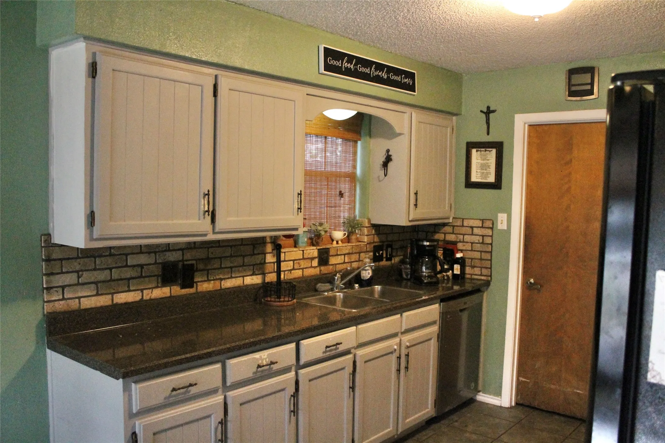 Single Family Residence For Sale in Tarrant County , 5301 Aurora Court, Arlington, Texas 76017, 3 Bedroom, 2 Bathroom, 2 Garage spaces, 1,625 Sqft, built in 1978, mls#21421400, Real Estate Agent in Arlington, Homes For Sale in Tarrant county, Homes For Sale in Arlington, Realtor in Arlington Texas, Real Estate Brokerage Independent Realty Texas, Luminita Cordes Realtor