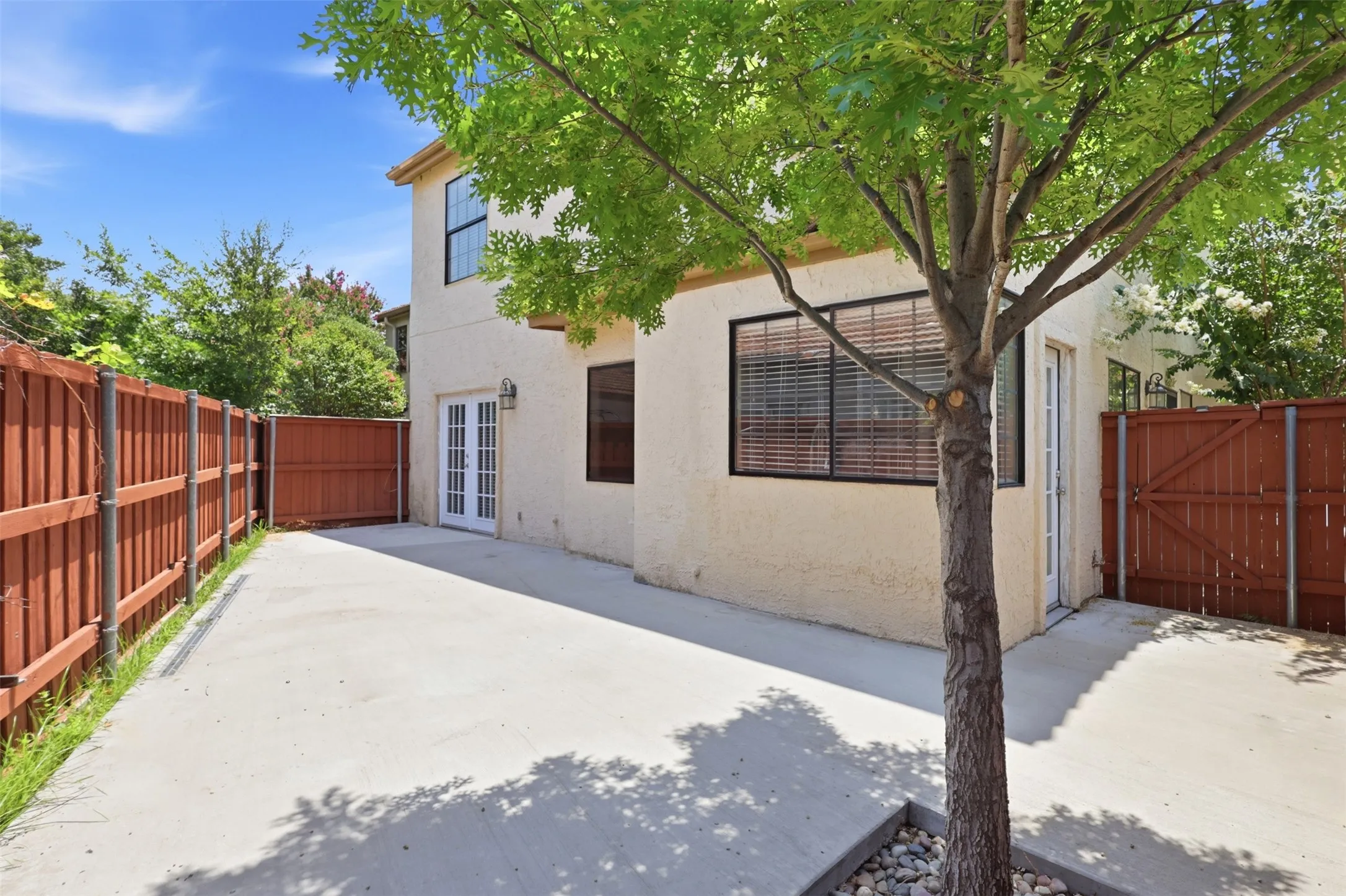 Single Family Residence For Rent in Dallas County , 608 Fiesta Circle, Irving, Texas 75063, 3 Bedroom, 3 Bathroom, 2 Garage spaces, 1,599 Sqft, built in 1985, mls#21421397, Real Estate Agent in Irving, Homes For Rent in Dallas county, Homes For Rent in Irving, Realtor in Irving Texas, Real Estate Brokerage Independent Realty Texas, Luminita Cordes Realtor
