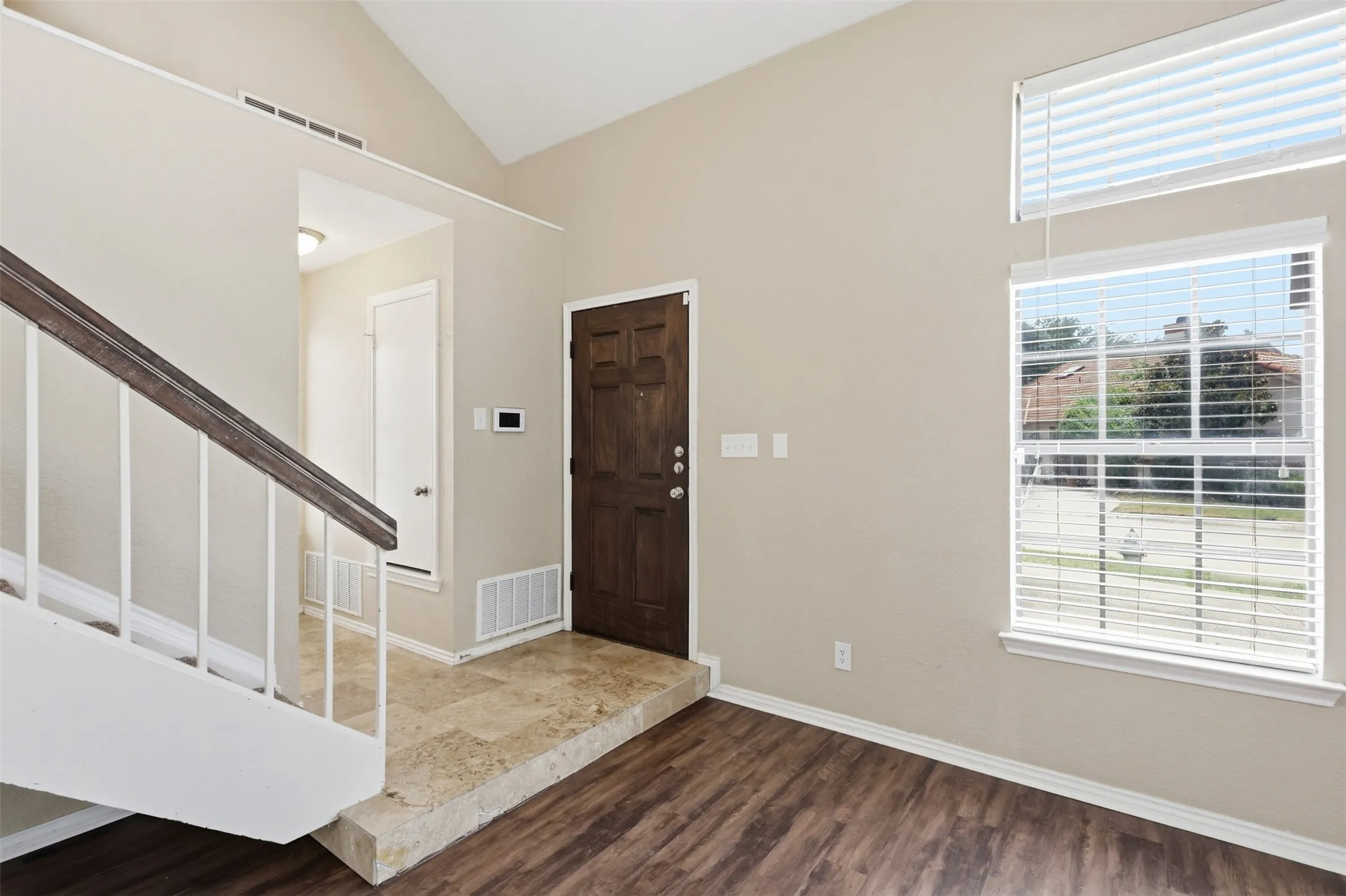 Single Family Residence For Rent in Dallas County , 608 Fiesta Circle, Irving, Texas 75063, 3 Bedroom, 3 Bathroom, 2 Garage spaces, 1,599 Sqft, built in 1985, mls#21421397, Real Estate Agent in Irving, Homes For Rent in Dallas county, Homes For Rent in Irving, Realtor in Irving Texas, Real Estate Brokerage Independent Realty Texas, Luminita Cordes Realtor