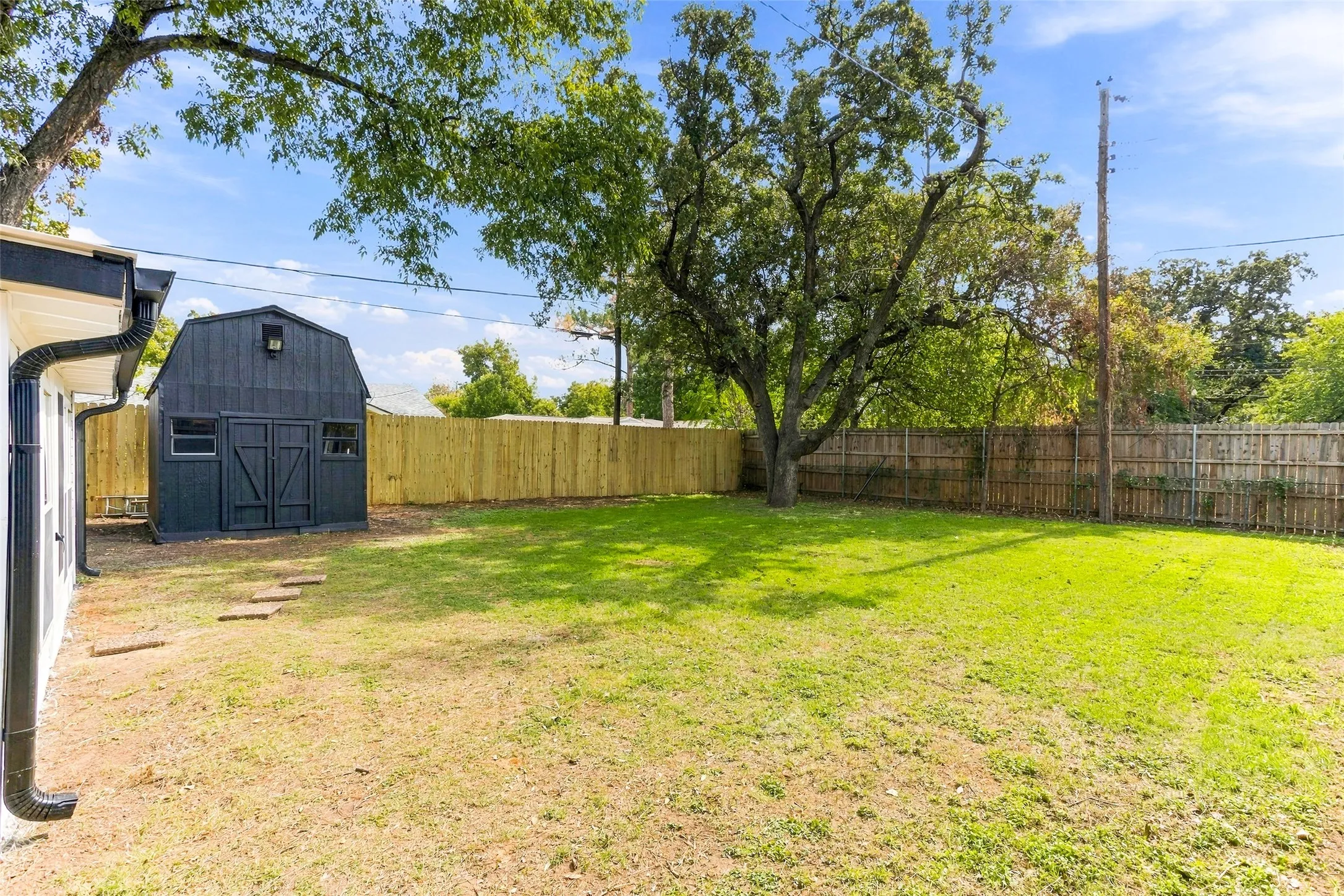 Single Family Residence For Sale in Dallas County , 1504 Mosley Drive, Irving, Texas 75060, 4 Bedroom, 2 Bathroom, 1 Garage spaces, 1,485 Sqft, built in 1964, mls#21421408, Real Estate Agent in Irving, Homes For Sale in Dallas county, Homes For Sale in Irving, Realtor in Irving Texas, Real Estate Brokerage Independent Realty Texas, Luminita Cordes Realtor