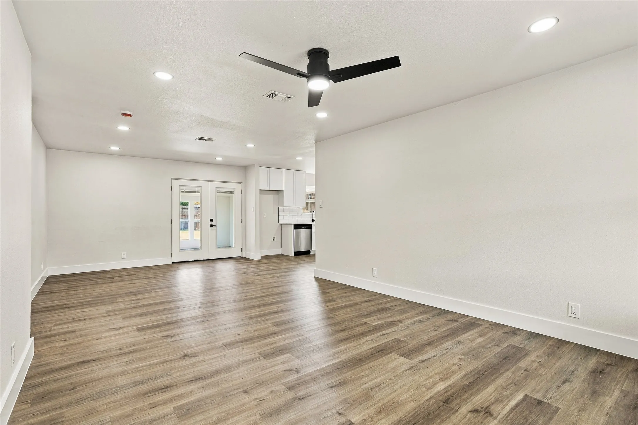 Single Family Residence For Sale in Dallas County , 1504 Mosley Drive, Irving, Texas 75060, 4 Bedroom, 2 Bathroom, 1 Garage spaces, 1,485 Sqft, built in 1964, mls#21421408, Real Estate Agent in Irving, Homes For Sale in Dallas county, Homes For Sale in Irving, Realtor in Irving Texas, Real Estate Brokerage Independent Realty Texas, Luminita Cordes Realtor