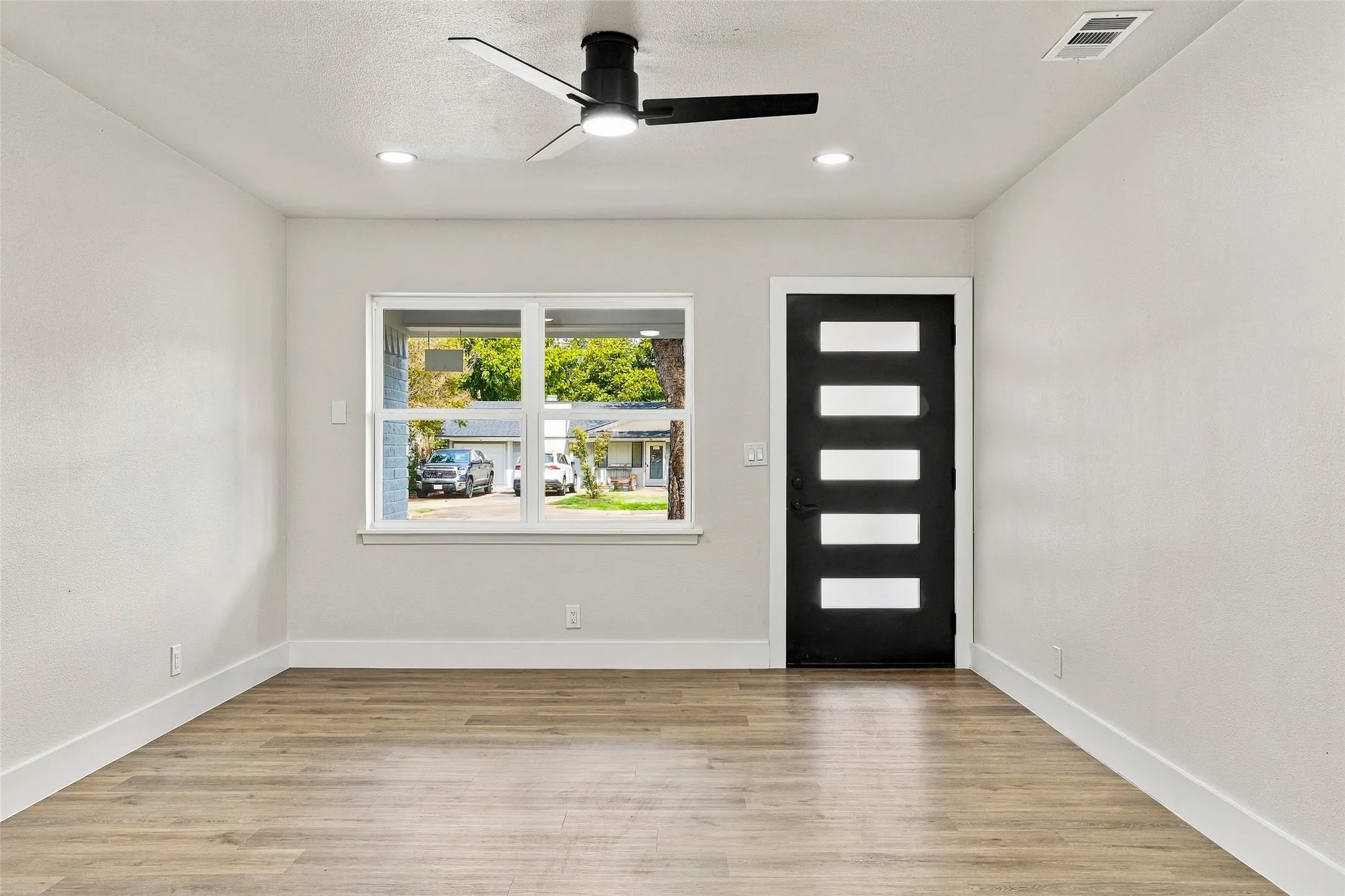 Single Family Residence For Sale in Dallas County , 1504 Mosley Drive, Irving, Texas 75060, 4 Bedroom, 2 Bathroom, 1 Garage spaces, 1,485 Sqft, built in 1964, mls#21421408, Real Estate Agent in Irving, Homes For Sale in Dallas county, Homes For Sale in Irving, Realtor in Irving Texas, Real Estate Brokerage Independent Realty Texas, Luminita Cordes Realtor