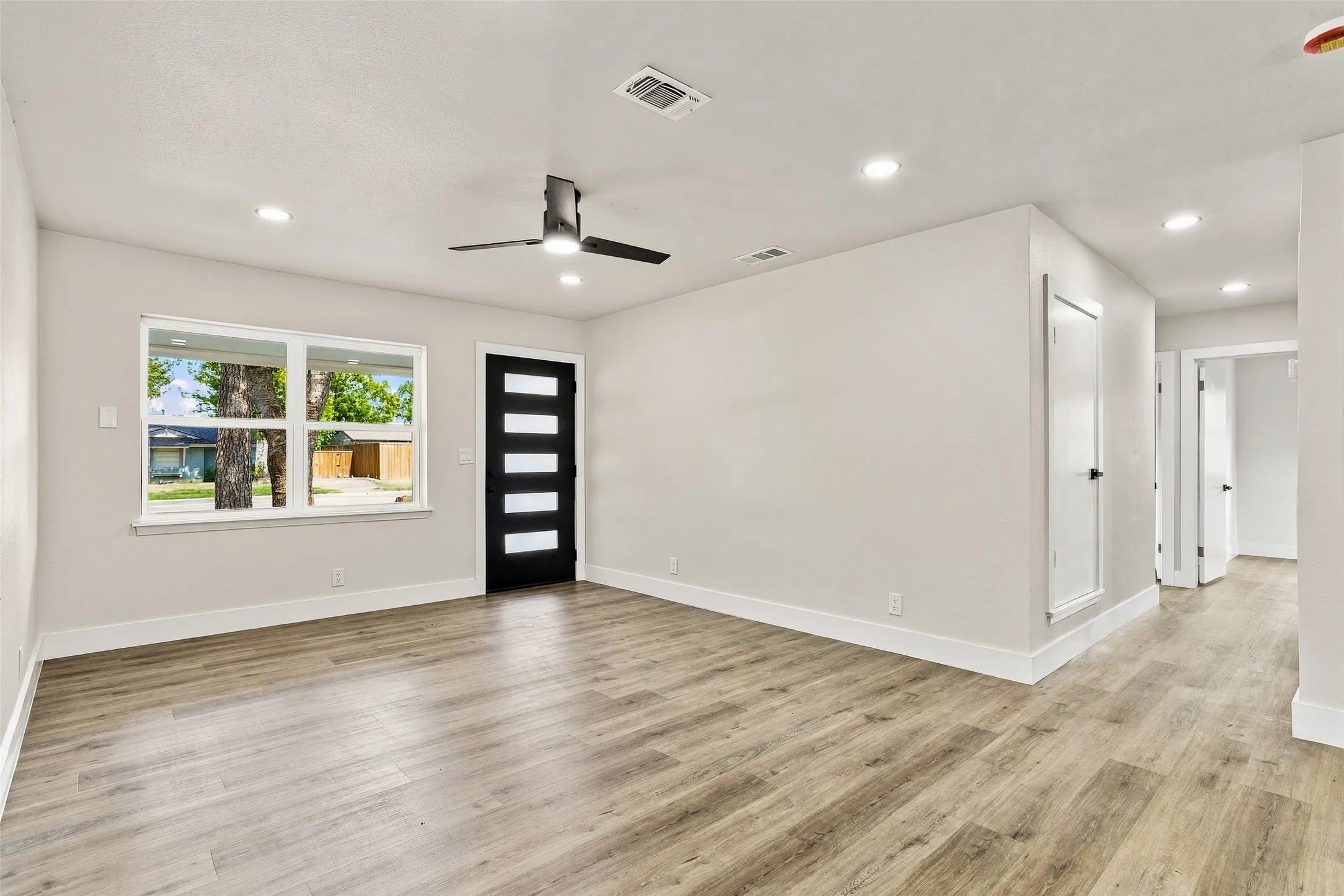 Single Family Residence For Sale in Dallas County , 1504 Mosley Drive, Irving, Texas 75060, 4 Bedroom, 2 Bathroom, 1 Garage spaces, 1,485 Sqft, built in 1964, mls#21421408, Real Estate Agent in Irving, Homes For Sale in Dallas county, Homes For Sale in Irving, Realtor in Irving Texas, Real Estate Brokerage Independent Realty Texas, Luminita Cordes Realtor