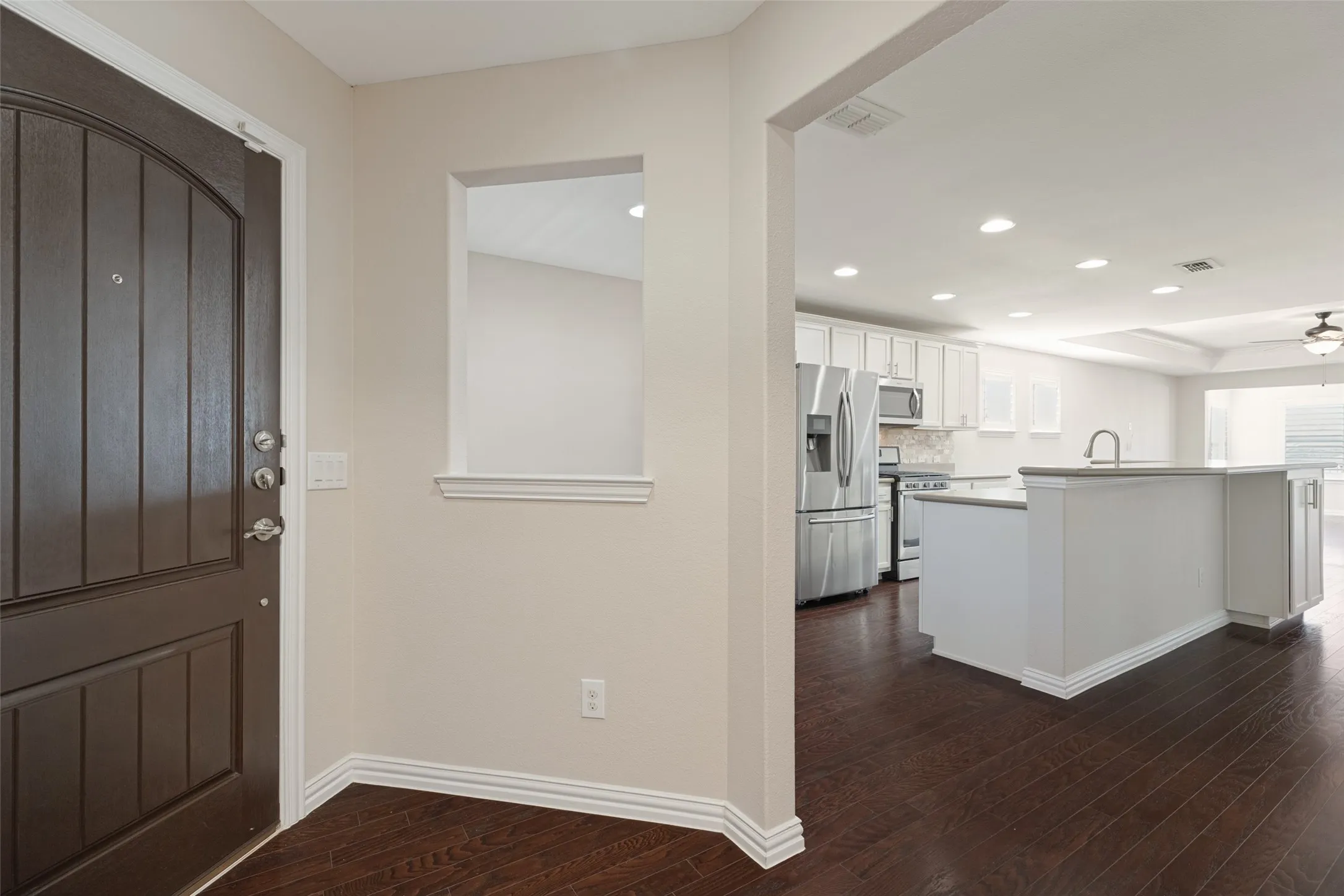 OPEN FLOOR PLAN HARDWOODS THROUGHOUT