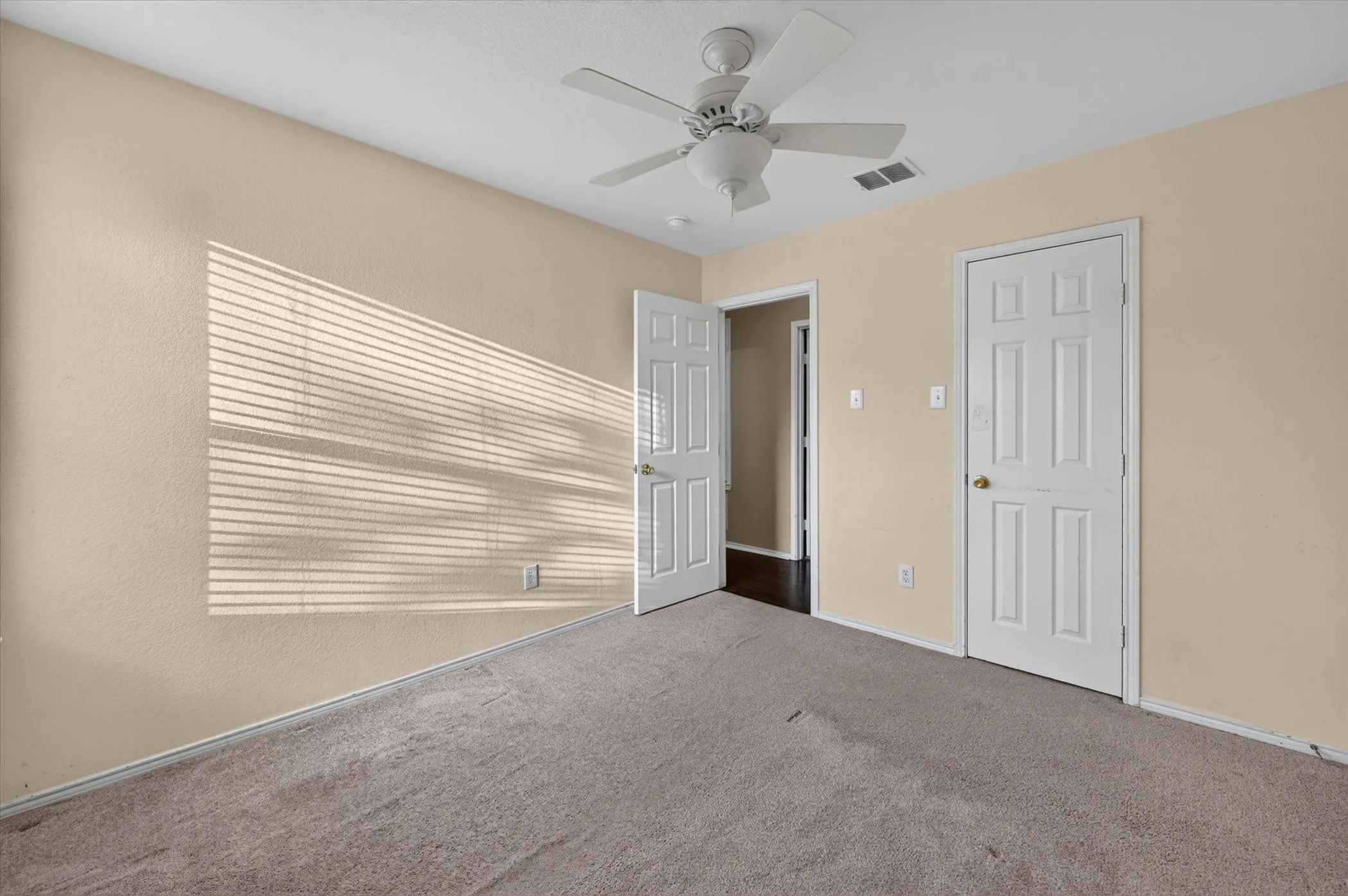 Single Family Residence For Rent in Tarrant County , 2700 Mountain Lion Drive, Fort Worth, Texas 76244, 3 Bedroom, 3 Bathroom, Garage spaces, 1,780 Sqft, built in 2005, mls#21420443, Real Estate Agent in Fort Worth, Homes For Rent in Tarrant county, Homes For Rent in Fort Worth, Realtor in Fort Worth Texas, Real Estate Brokerage Independent Realty Texas, Luminita Cordes Realtor