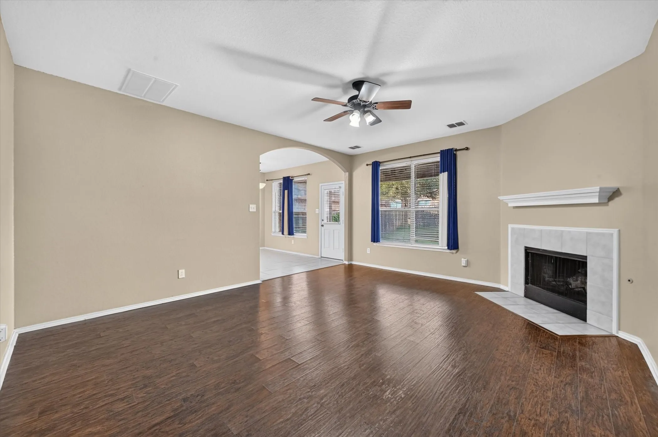 Single Family Residence For Rent in Tarrant County , 2700 Mountain Lion Drive, Fort Worth, Texas 76244, 3 Bedroom, 3 Bathroom, Garage spaces, 1,780 Sqft, built in 2005, mls#21420443, Real Estate Agent in Fort Worth, Homes For Rent in Tarrant county, Homes For Rent in Fort Worth, Realtor in Fort Worth Texas, Real Estate Brokerage Independent Realty Texas, Luminita Cordes Realtor