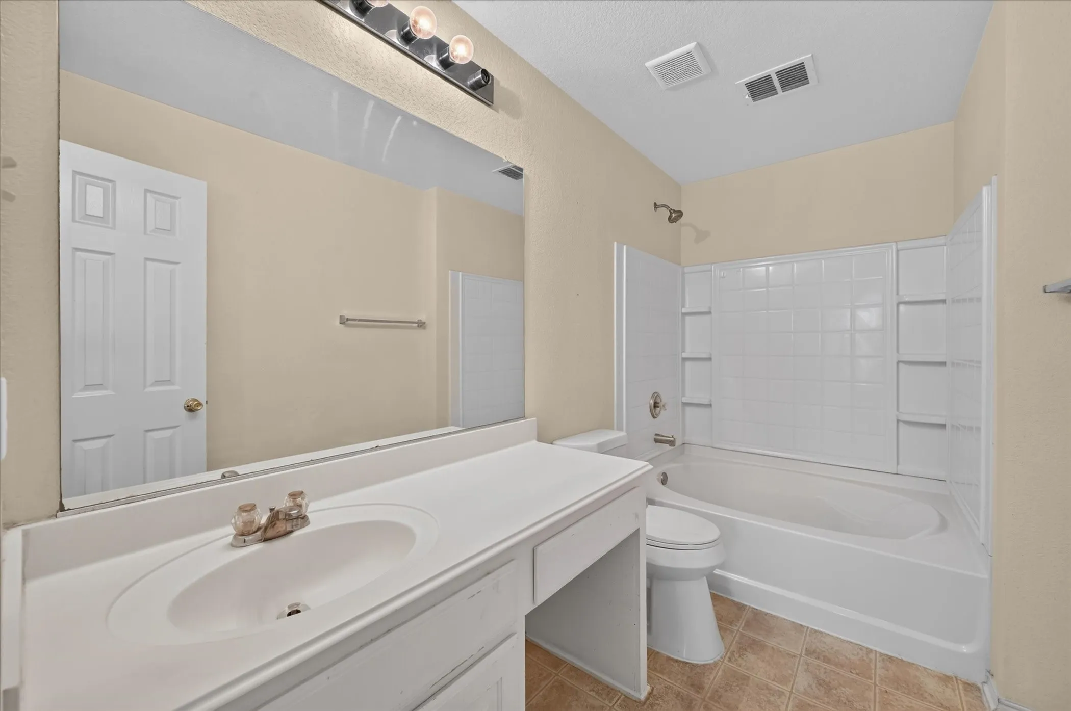 Single Family Residence For Rent in Tarrant County , 2700 Mountain Lion Drive, Fort Worth, Texas 76244, 3 Bedroom, 3 Bathroom, Garage spaces, 1,780 Sqft, built in 2005, mls#21420443, Real Estate Agent in Fort Worth, Homes For Rent in Tarrant county, Homes For Rent in Fort Worth, Realtor in Fort Worth Texas, Real Estate Brokerage Independent Realty Texas, Luminita Cordes Realtor