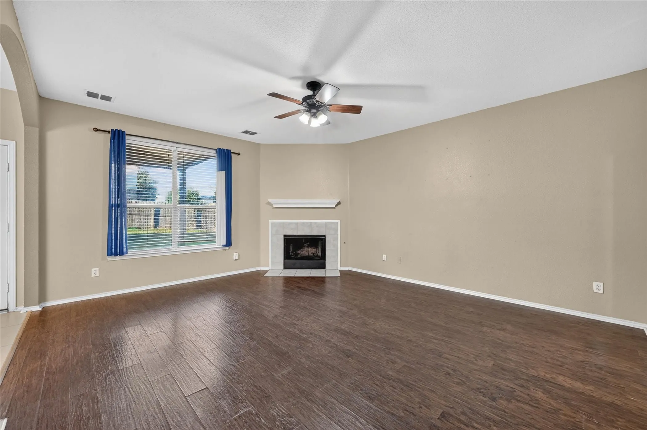 Single Family Residence For Rent in Tarrant County , 2700 Mountain Lion Drive, Fort Worth, Texas 76244, 3 Bedroom, 3 Bathroom, Garage spaces, 1,780 Sqft, built in 2005, mls#21420443, Real Estate Agent in Fort Worth, Homes For Rent in Tarrant county, Homes For Rent in Fort Worth, Realtor in Fort Worth Texas, Real Estate Brokerage Independent Realty Texas, Luminita Cordes Realtor