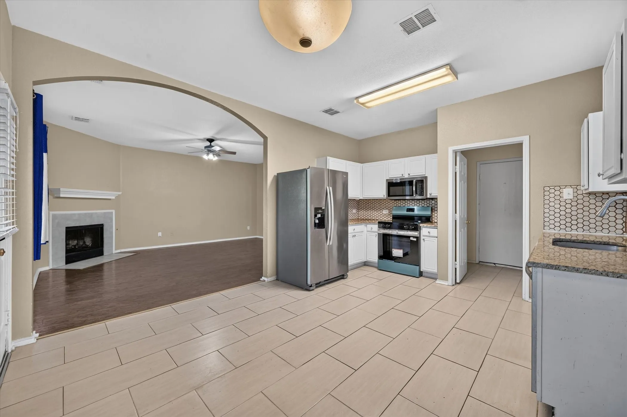 Single Family Residence For Rent in Tarrant County , 2700 Mountain Lion Drive, Fort Worth, Texas 76244, 3 Bedroom, 3 Bathroom, Garage spaces, 1,780 Sqft, built in 2005, mls#21420443, Real Estate Agent in Fort Worth, Homes For Rent in Tarrant county, Homes For Rent in Fort Worth, Realtor in Fort Worth Texas, Real Estate Brokerage Independent Realty Texas, Luminita Cordes Realtor