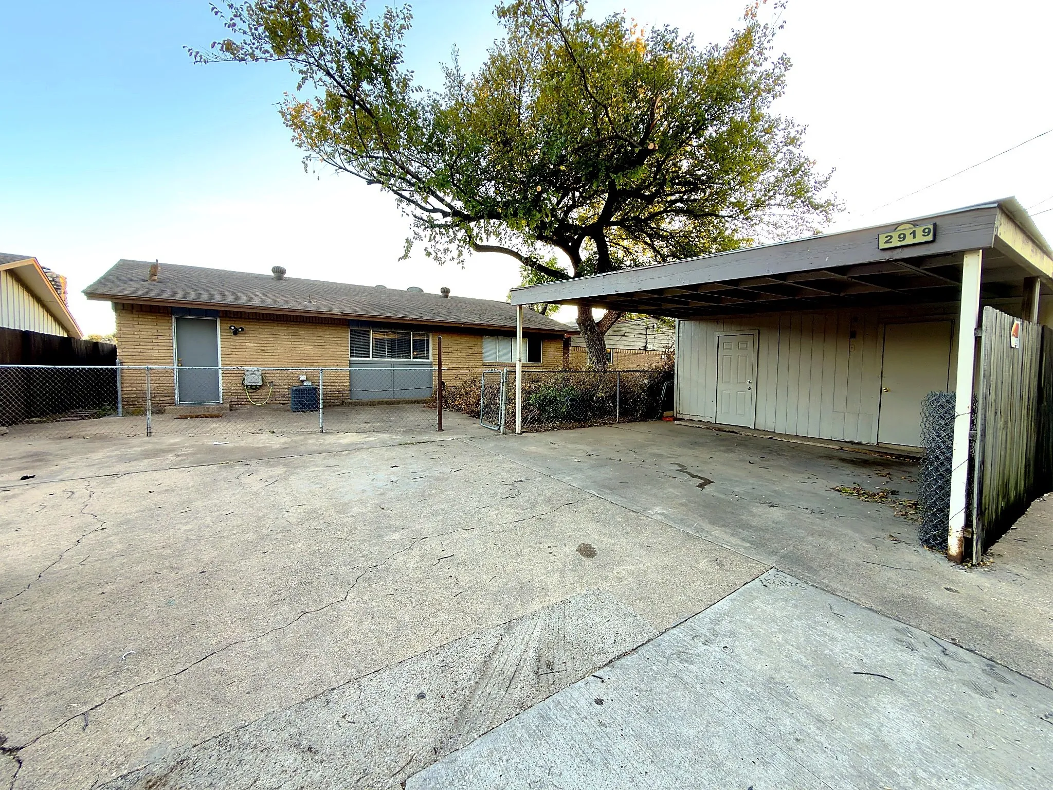 Condominium For Sale in Dallas County , 2919 Lourdes Street, Dallas, Texas 75211, 3 Bedroom, 1 Bathroom, 2 Garage spaces, 1,192 Sqft, built in 1965, mls#21420511, Real Estate Agent in Dallas, Homes For Sale in Dallas county, Homes For Sale in Dallas, Realtor in Dallas Texas, Real Estate Brokerage Independent Realty Texas, Luminita Cordes Realtor