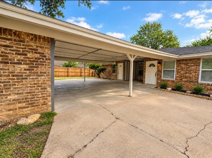 Single Family Residence For Rent in Tarrant County , 2703 Petersburg Drive, Arlington, Texas 76014, 3 Bedroom, 2 Bathroom, Garage spaces, 2,404 Sqft, built in 1978, mls#21421417, Real Estate Agent in Arlington, Homes For Rent in Tarrant county, Homes For Rent in Arlington, Realtor in Arlington Texas, Real Estate Brokerage Independent Realty Texas, Luminita Cordes Realtor