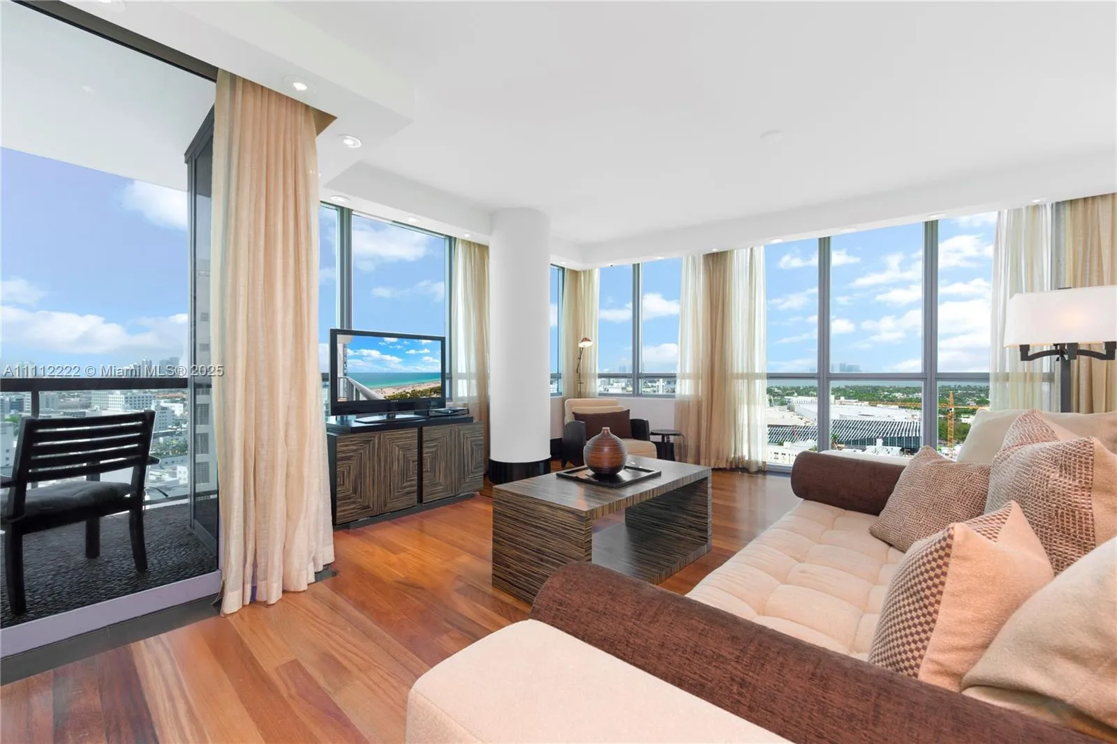 101 20th St 2402, Miami Beach, Florida 33139, Miami Beach, Florida 33139, 2 Bedrooms Bedrooms, ,2 BathroomsBathrooms,Residential Lease,For Rent,101 20th St 2402, Miami Beach, Florida 33139,A11112222