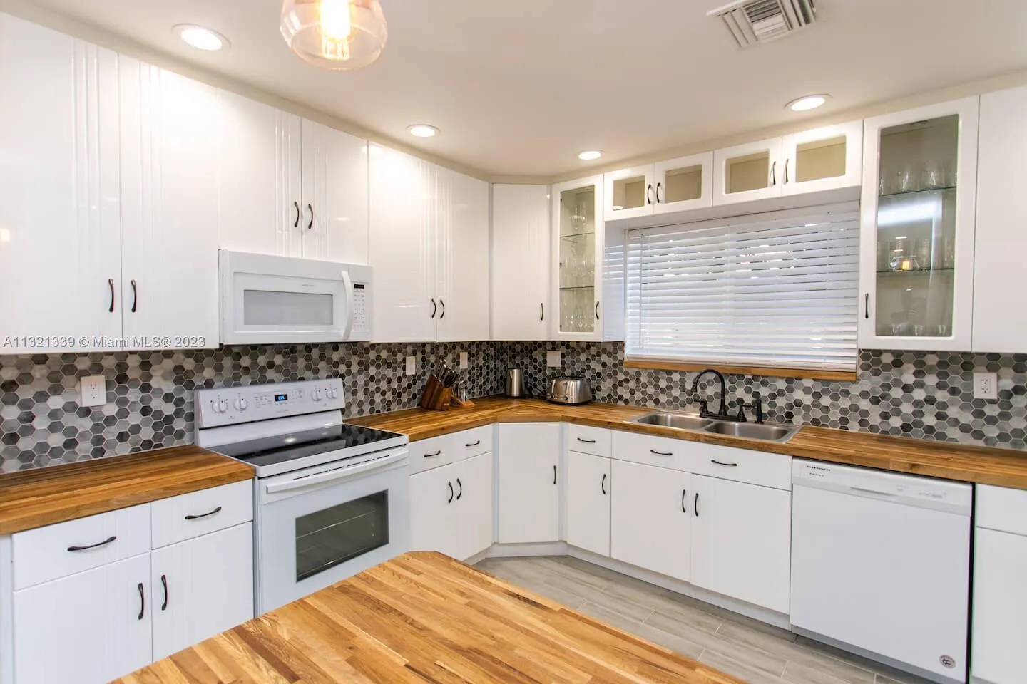 1120 N 13th Terrace, Hollywood, Florida 33019, Hollywood, Florida 33019, 4 Bedrooms Bedrooms, ,2 BathroomsBathrooms,Residential Lease,For Rent,1120 N 13th Terrace, Hollywood, Florida 33019,A11321339