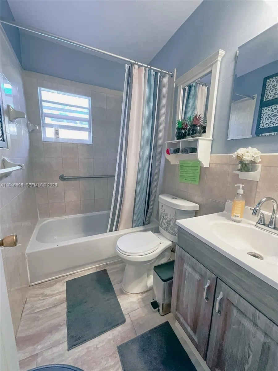 3682 Sw 26th St 2, Miami, Florida 33133, Miami, Florida 33133, 2 Bedrooms Bedrooms, ,1 BathroomBathrooms,Residential Lease,For Rent,3682 Sw 26th St 2, Miami, Florida 33133,A11316695