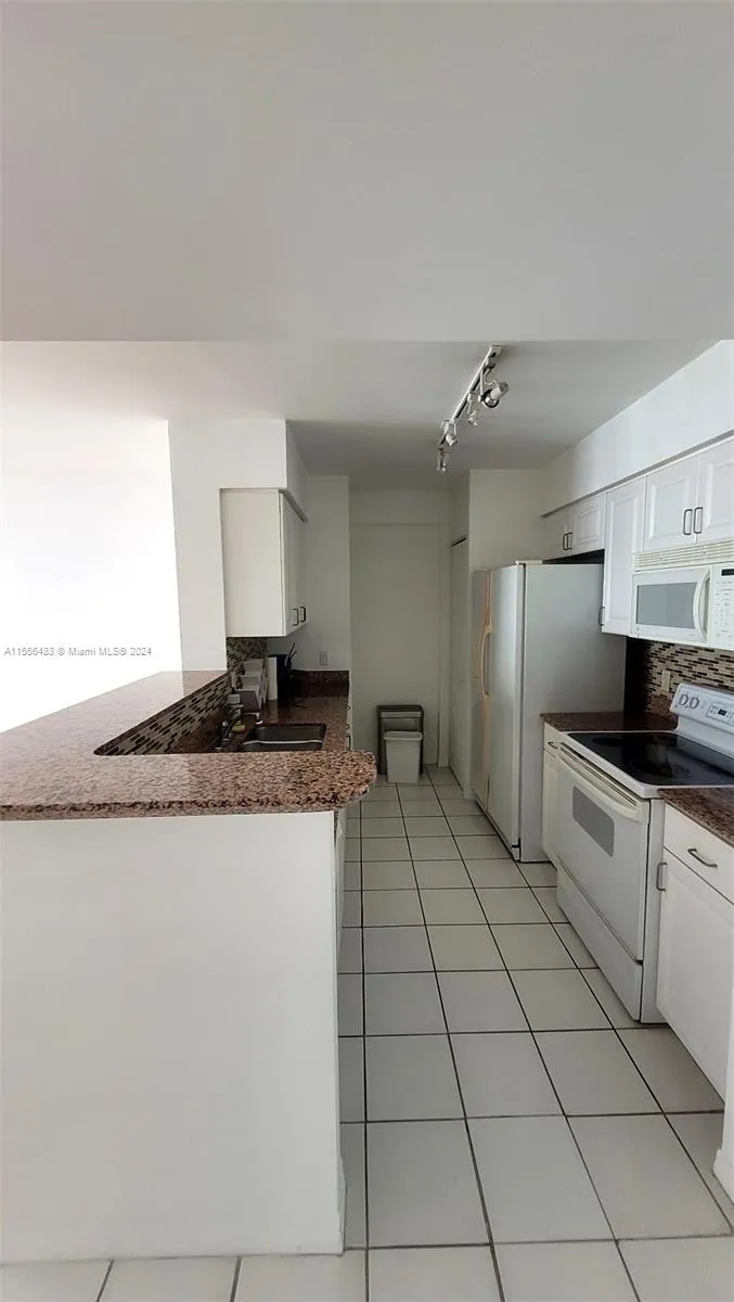 1155 Brickell Bay Dr 2805, Miami, Florida 33131, Miami, Florida 33131, 1 Bedroom Bedrooms, ,1 BathroomBathrooms,Residential,For Sale,1155 Brickell Bay Dr 2805, Miami, Florida 33131,A11556483