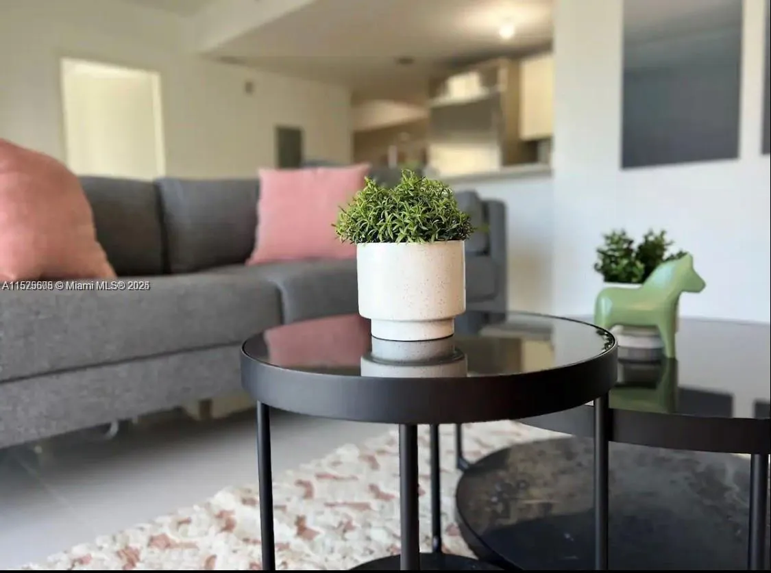 1300 Brickell Bay Dr 3400, Miami, Florida 33131, Miami, Florida 33131, 1 Bedroom Bedrooms, ,1 BathroomBathrooms,Residential,For Sale,1300 Brickell Bay Dr 3400, Miami, Florida 33131,A11575605