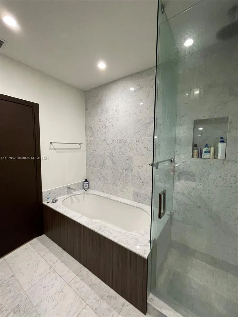 1000 Brickell Plz 1811, Miami, Florida 33131, Miami, Florida 33131, 1 Bedroom Bedrooms, ,1 BathroomBathrooms,Residential,For Sale,1000 Brickell Plz 1811, Miami, Florida 33131,A11579526