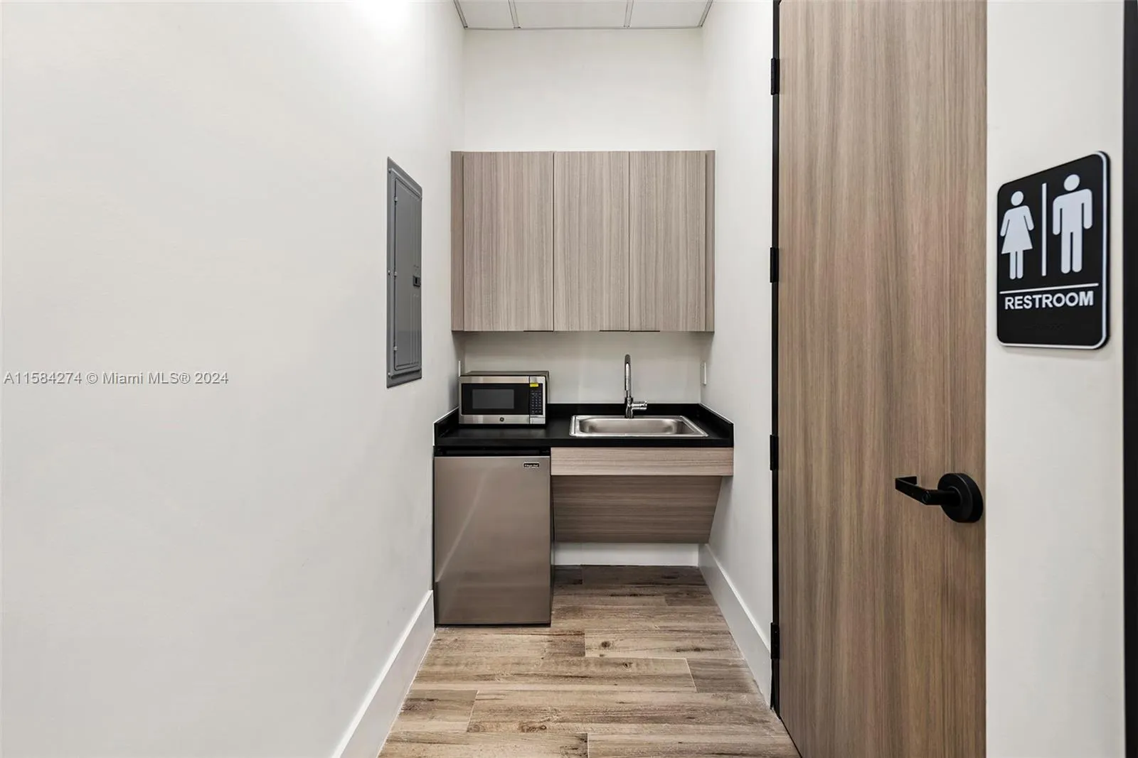 1930 N 30th Road Suite 6, Hollywood, Florida 33021, Hollywood, Florida 33021, ,Commercial Lease,For Rent,1930 N 30th Road Suite 6, Hollywood, Florida 33021,A11584274