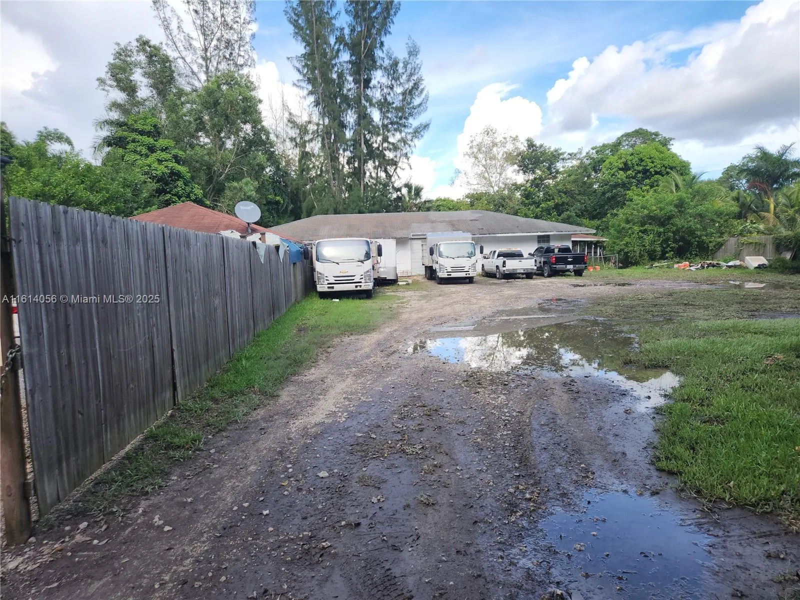 LOTS OF PARKING AREA SECURE W/24 HR WATCHMAN