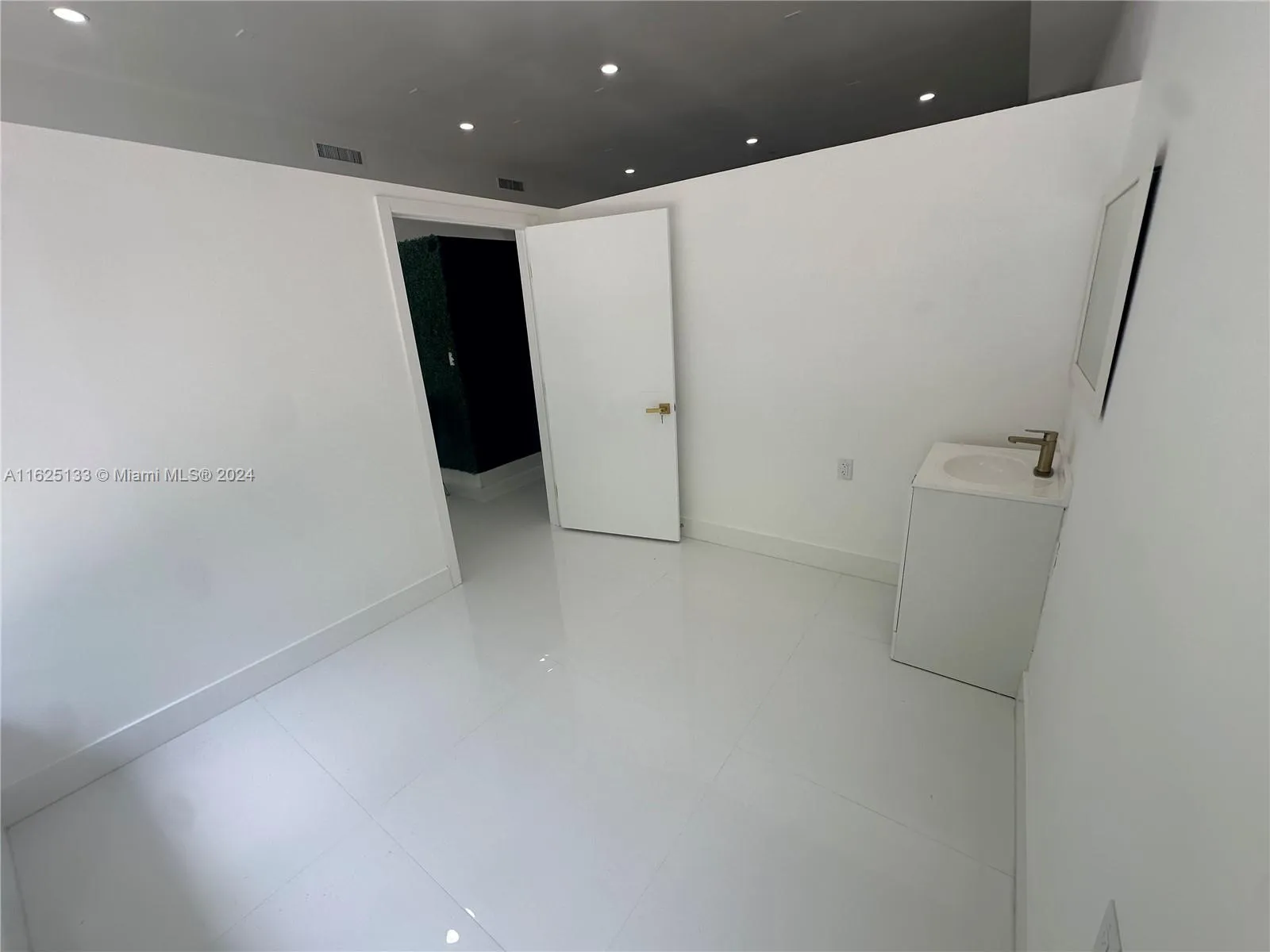 2389 Sw 22nd St 2397, Miami, Florida 33145, Miami, Florida 33145, ,Commercial Lease,For Rent,2389 Sw 22nd St 2397, Miami, Florida 33145,A11625133