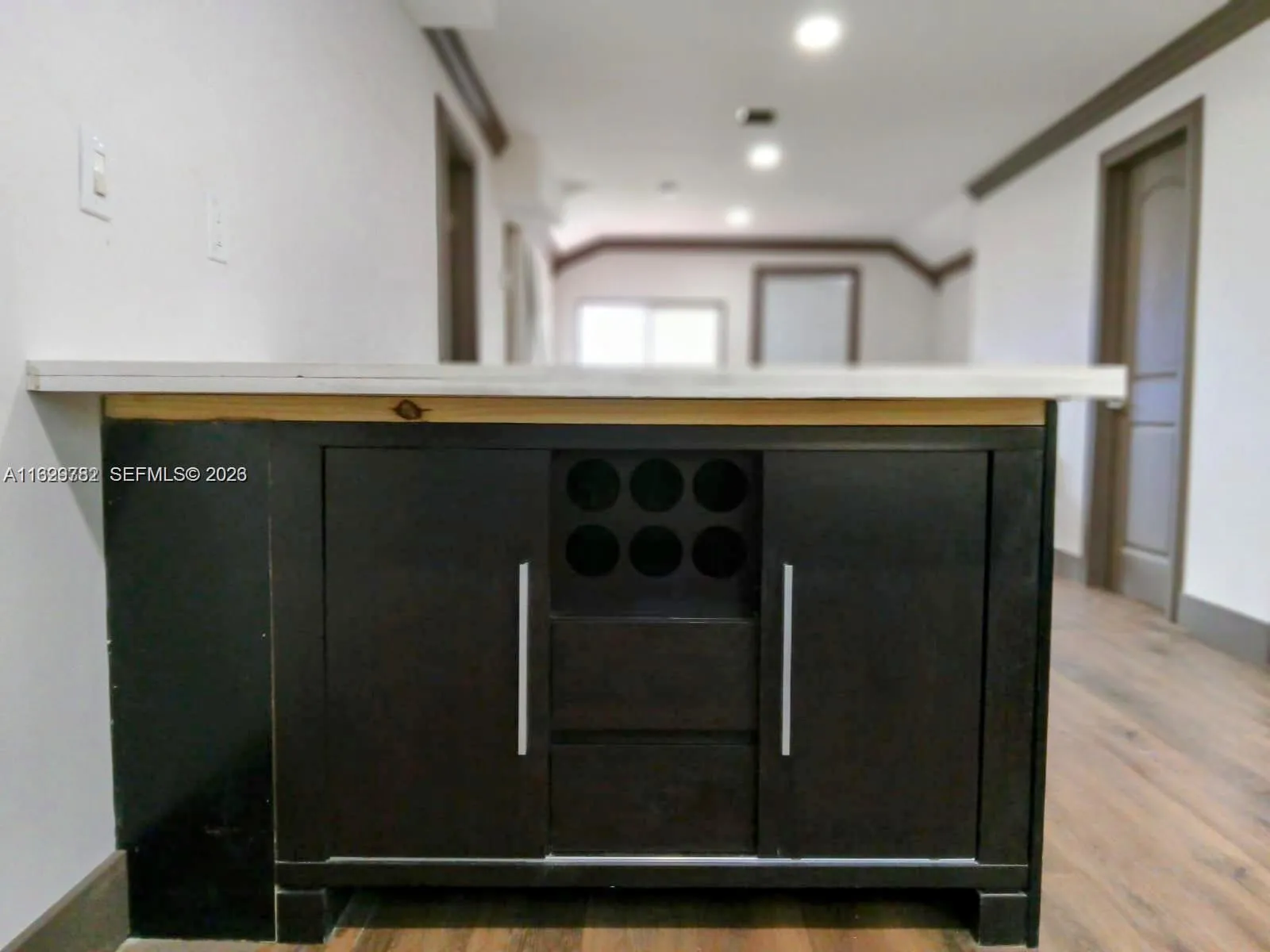 LIVING ROOM IN THE BACKGROUND