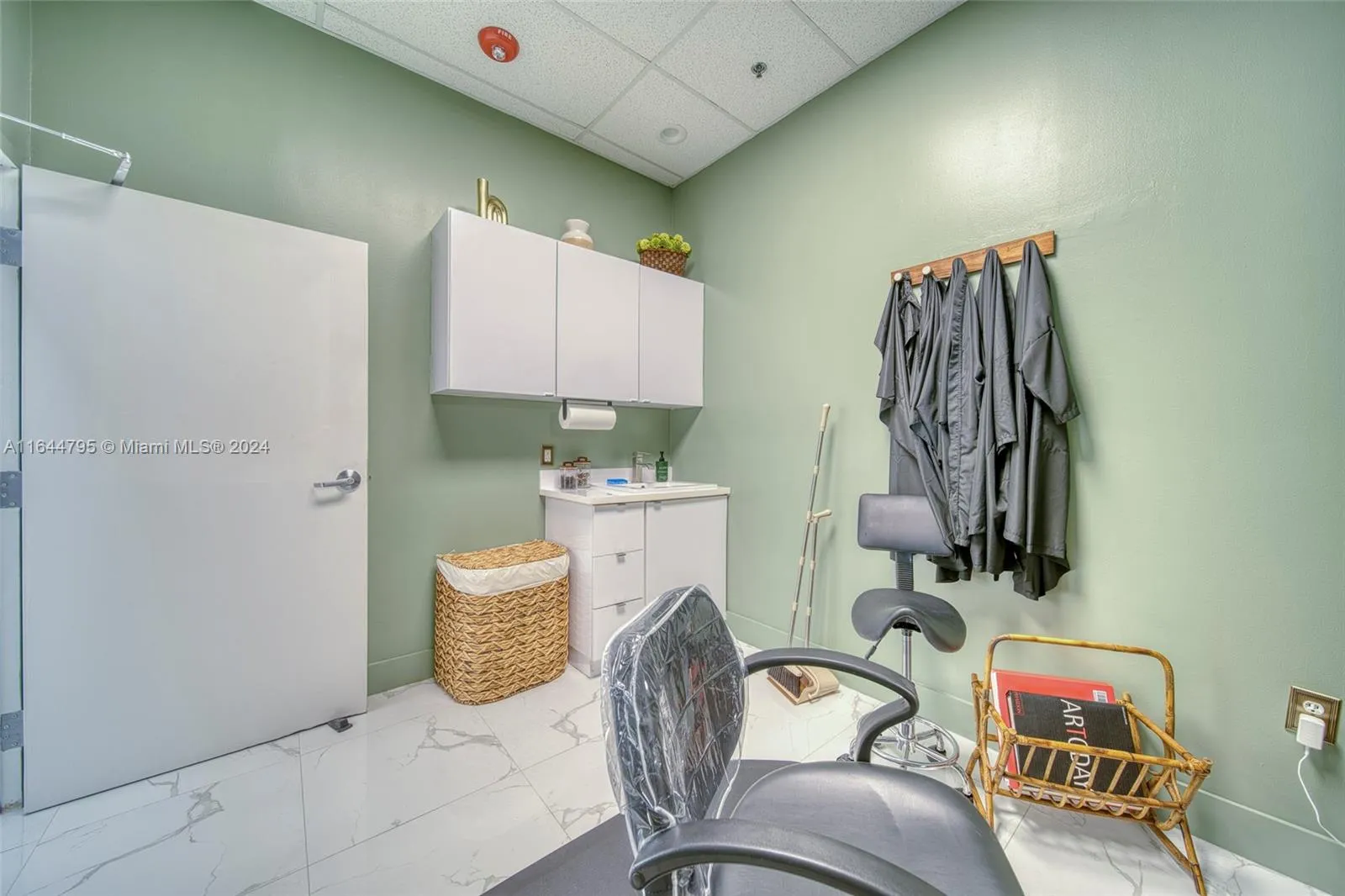 Full-service Beauty Salon For Sale In Pinecrest, M, Miami, Florida 33156, ,Business Opportunity,For Sale,Full-service Beauty Salon For Sale In Pinecrest, M,A11644795