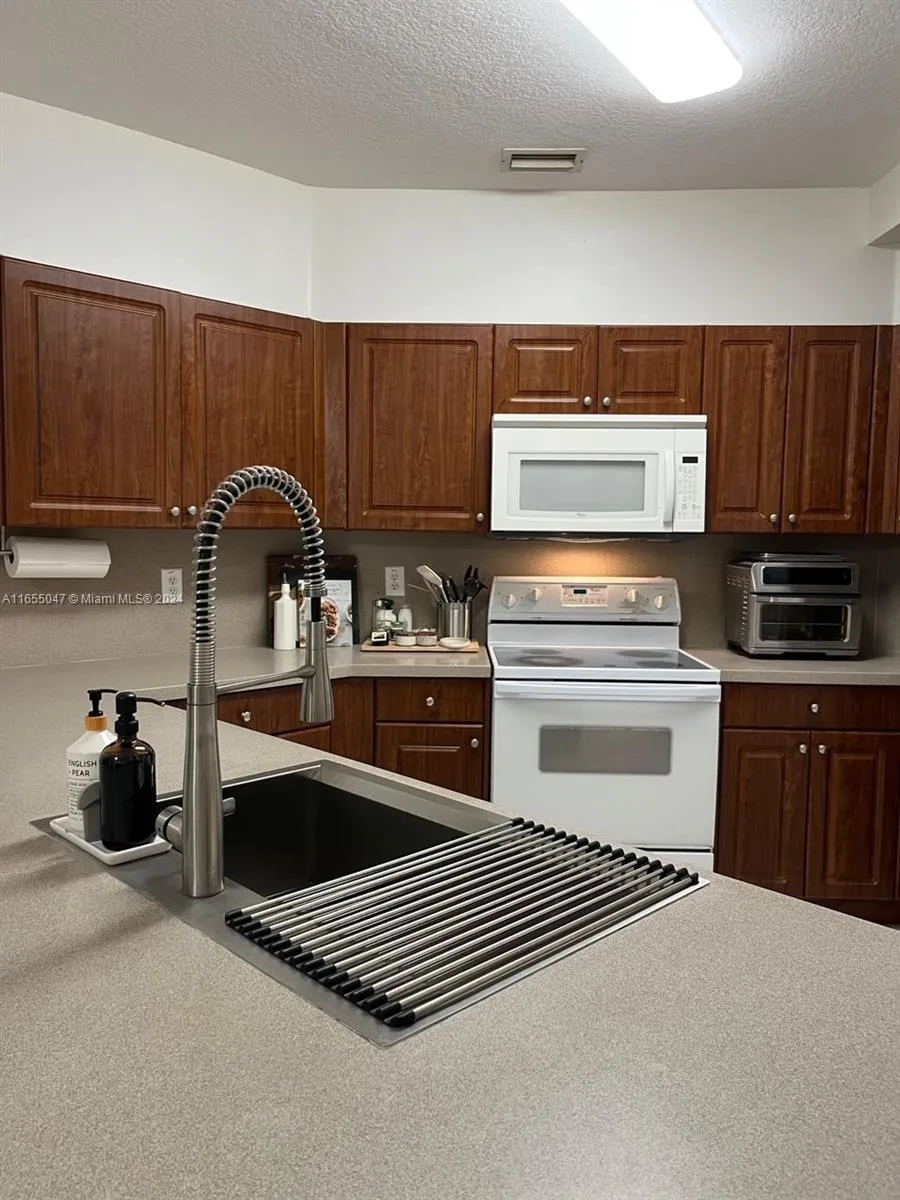 5600 Nw 114th Pl 105, Doral, Florida 33178, Doral, Florida 33178, 3 Bedrooms Bedrooms, ,2 BathroomsBathrooms,Residential,For Sale,5600 Nw 114th Pl 105, Doral, Florida 33178,A11655047