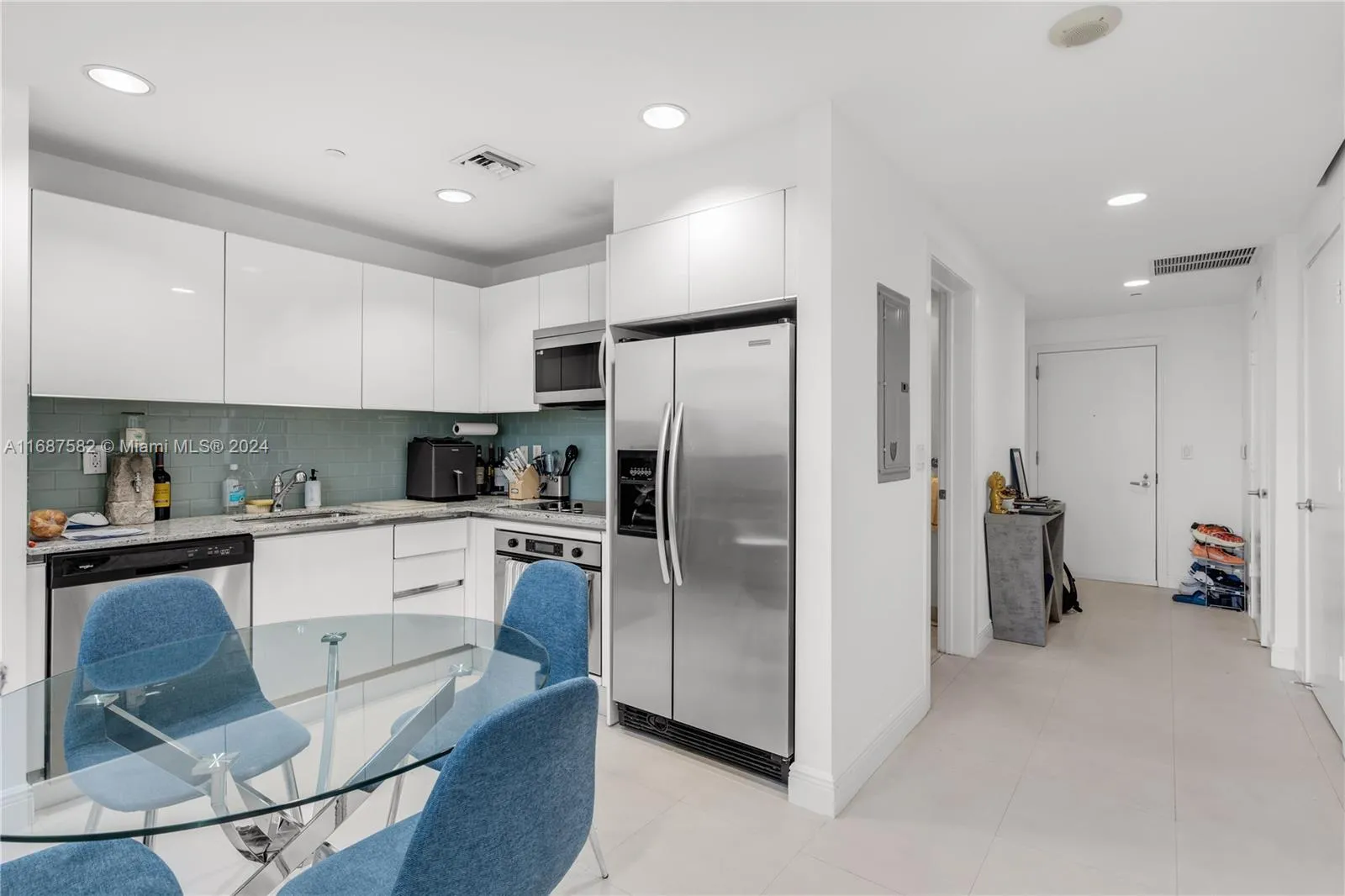 1060 Brickell Ave 409, Miami, Florida 33131, Miami, Florida 33131, 1 Bedroom Bedrooms, ,1 BathroomBathrooms,Residential,For Sale,1060 Brickell Ave 409, Miami, Florida 33131,A11687582