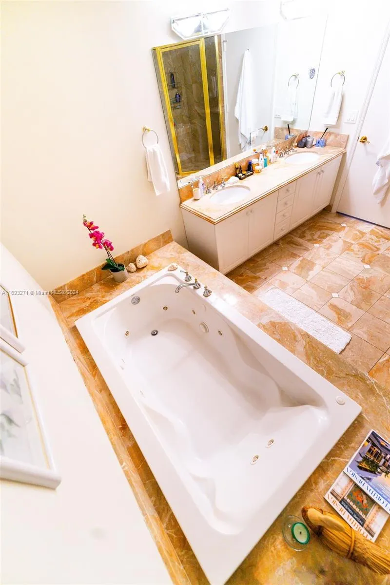 9595 Collins Ave N9-c, Surfside, Florida 33154, Surfside, Florida 33154, 2 Bedrooms Bedrooms, ,2 BathroomsBathrooms,Residential,For Sale,9595 Collins Ave N9-c, Surfside, Florida 33154,A11693271