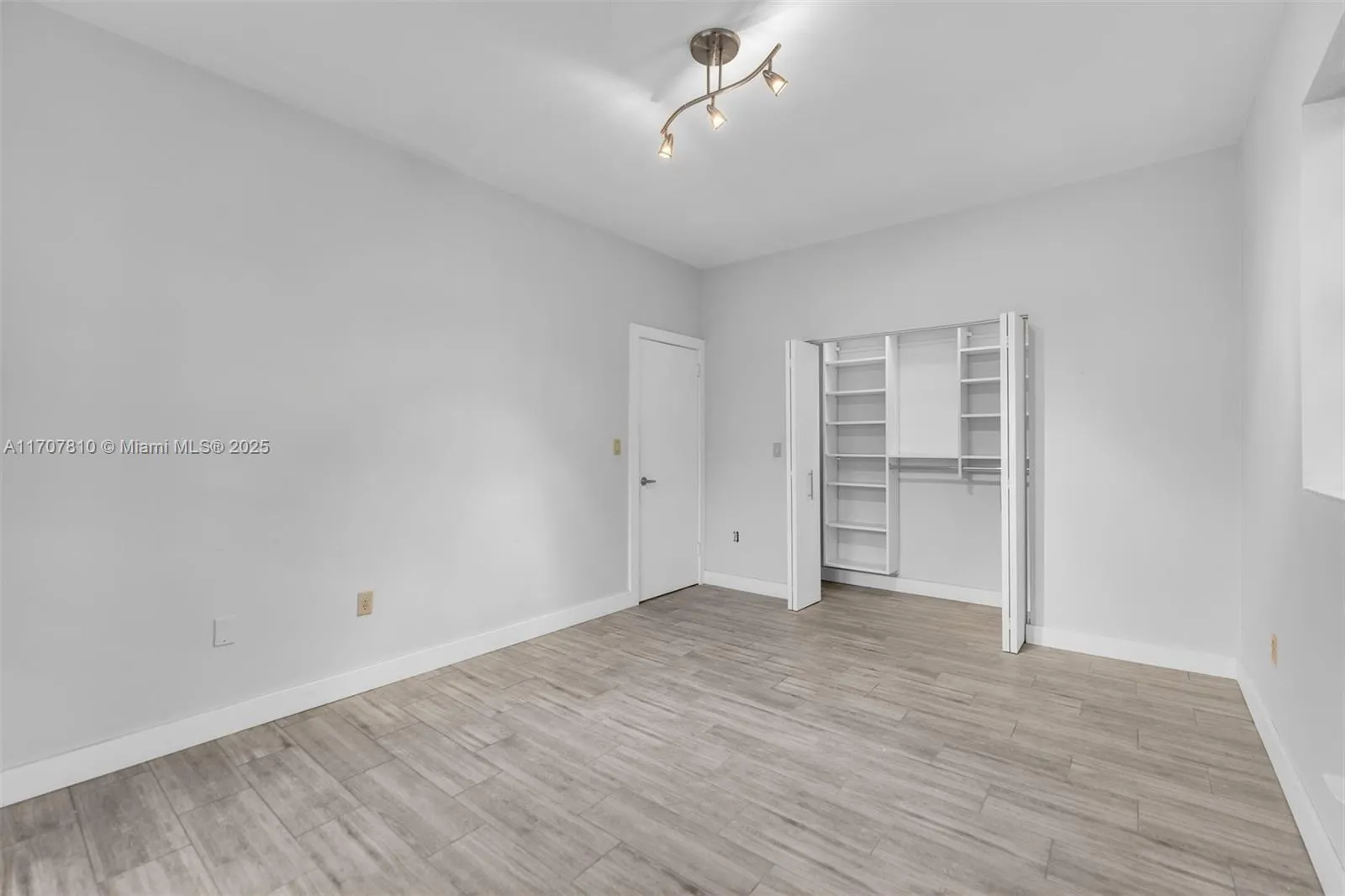 1622 Bay Rd, Miami Beach, Florida 33139, Miami Beach, Florida 33139, ,Residential Income,For Sale,1622 Bay Rd, Miami Beach, Florida 33139,A11707810