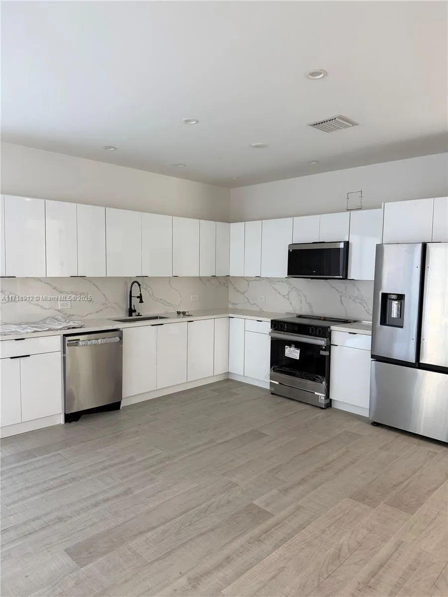 210 Se 10th St, Hallandale Beach, Florida 33009, Hallandale Beach, Florida 33009, ,Residential Income,For Sale,210 Se 10th St, Hallandale Beach, Florida 33009,A11711912