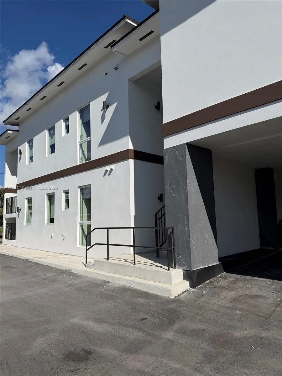 210 Se 10th St, Hallandale Beach, Florida 33009, Hallandale Beach, Florida 33009, ,Residential Income,For Sale,210 Se 10th St, Hallandale Beach, Florida 33009,A11711912