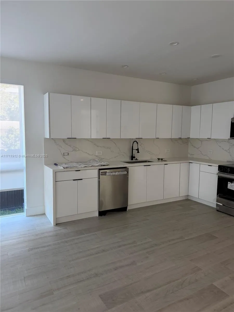 210 Se 10th St, Hallandale Beach, Florida 33009, Hallandale Beach, Florida 33009, ,Residential Income,For Sale,210 Se 10th St, Hallandale Beach, Florida 33009,A11711912