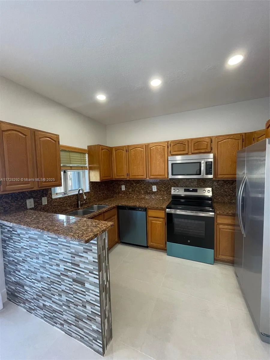 10803 Nw 83rd St 4-1, Doral, Florida 33178, Doral, Florida 33178, 4 Bedrooms Bedrooms, ,3 BathroomsBathrooms,Residential Lease,For Rent,10803 Nw 83rd St 4-1, Doral, Florida 33178,A11728292