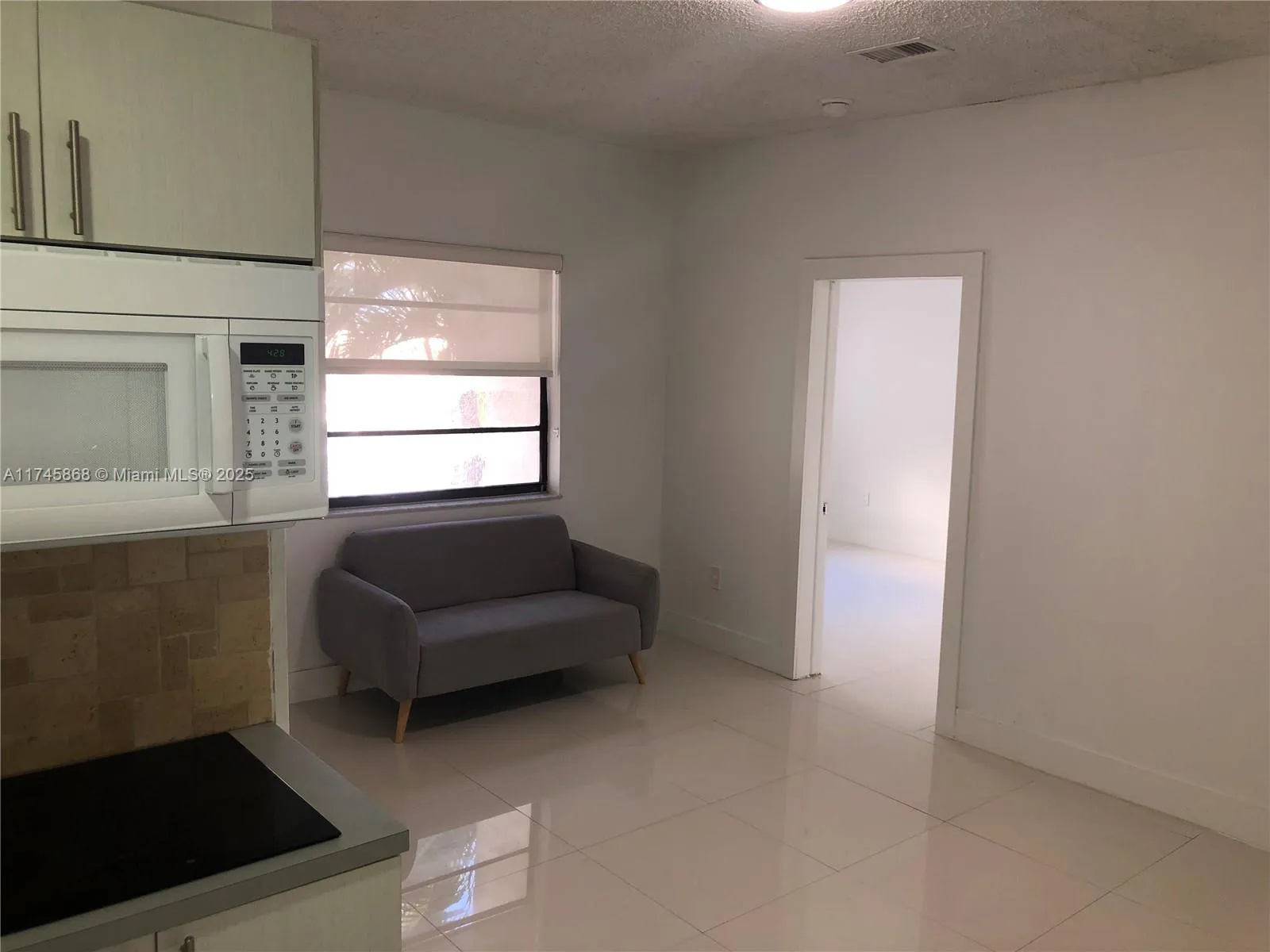 27xx Collins Ave 209, Miami Beach, Florida 33140, Miami Beach, Florida 33140, 1 Bedroom Bedrooms, ,1 BathroomBathrooms,Residential Lease,For Rent,27xx Collins Ave 209, Miami Beach, Florida 33140,A11745868