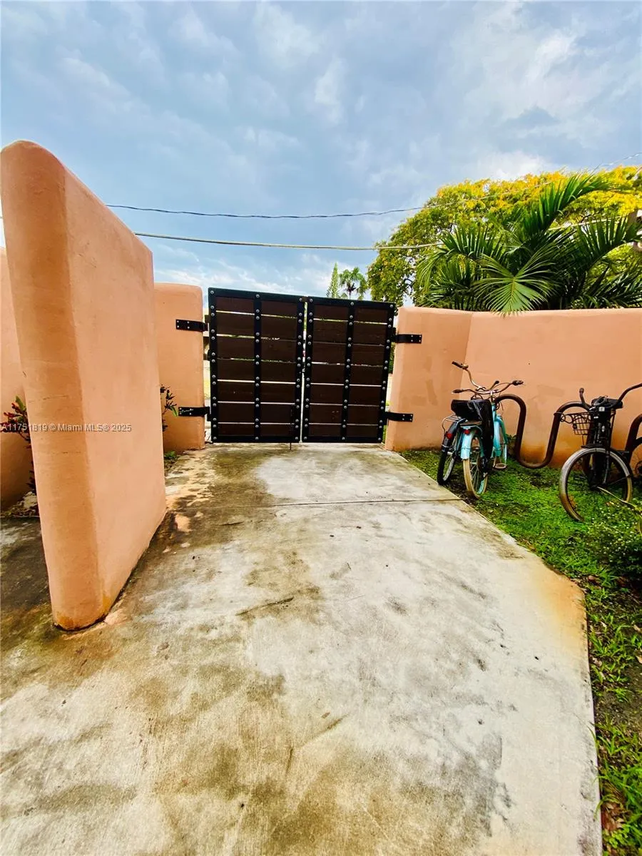 200 Azure Way, Miami Springs, Florida 33166, Miami Springs, Florida 33166, ,Residential Income,For Sale,200 Azure Way, Miami Springs, Florida 33166,A11751819