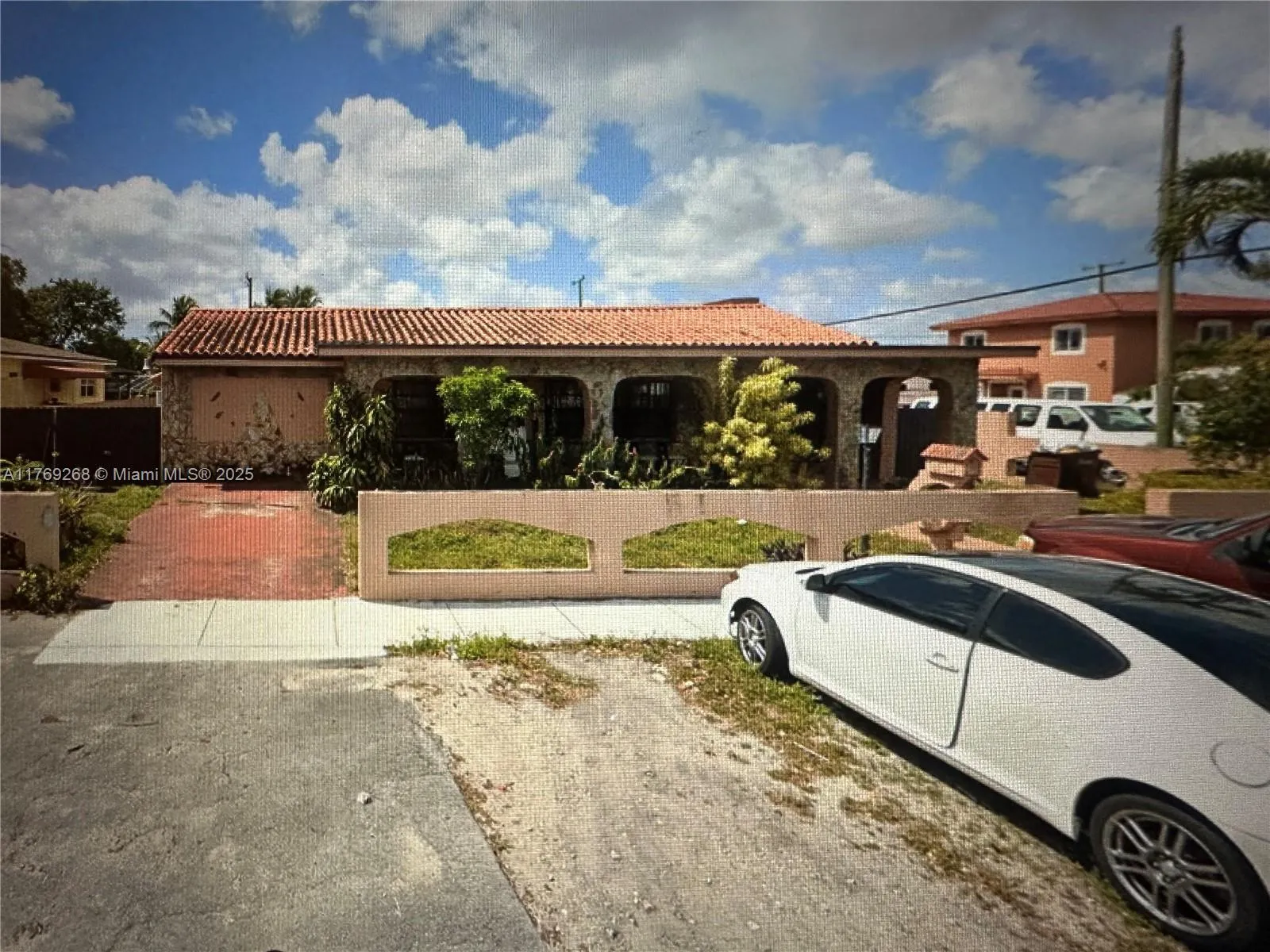 Hialeah, Florida 33013, 5 Bedrooms Bedrooms, ,4 BathroomsBathrooms,Residential,For Sale,A11769268