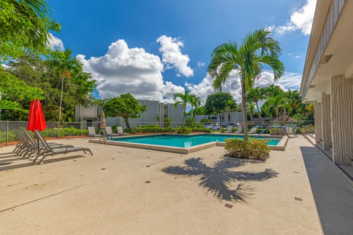 Clubhouse-Pool