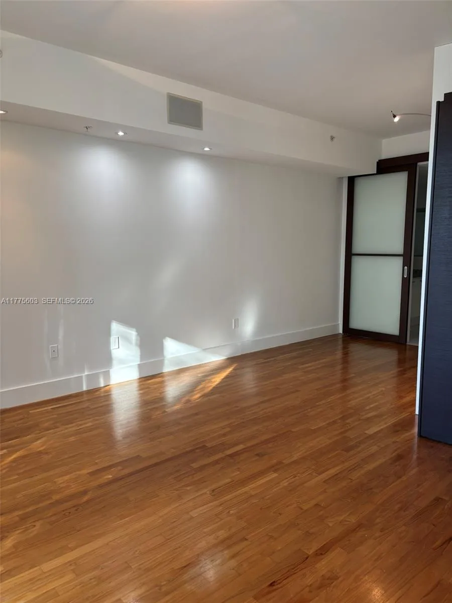 2001 Meridian Ave 309, Miami Beach, Florida 33139, Miami Beach, Florida 33139, 2 Bedrooms Bedrooms, ,2 BathroomsBathrooms,Residential Lease,For Rent,2001 Meridian Ave 309, Miami Beach, Florida 33139,A11775603