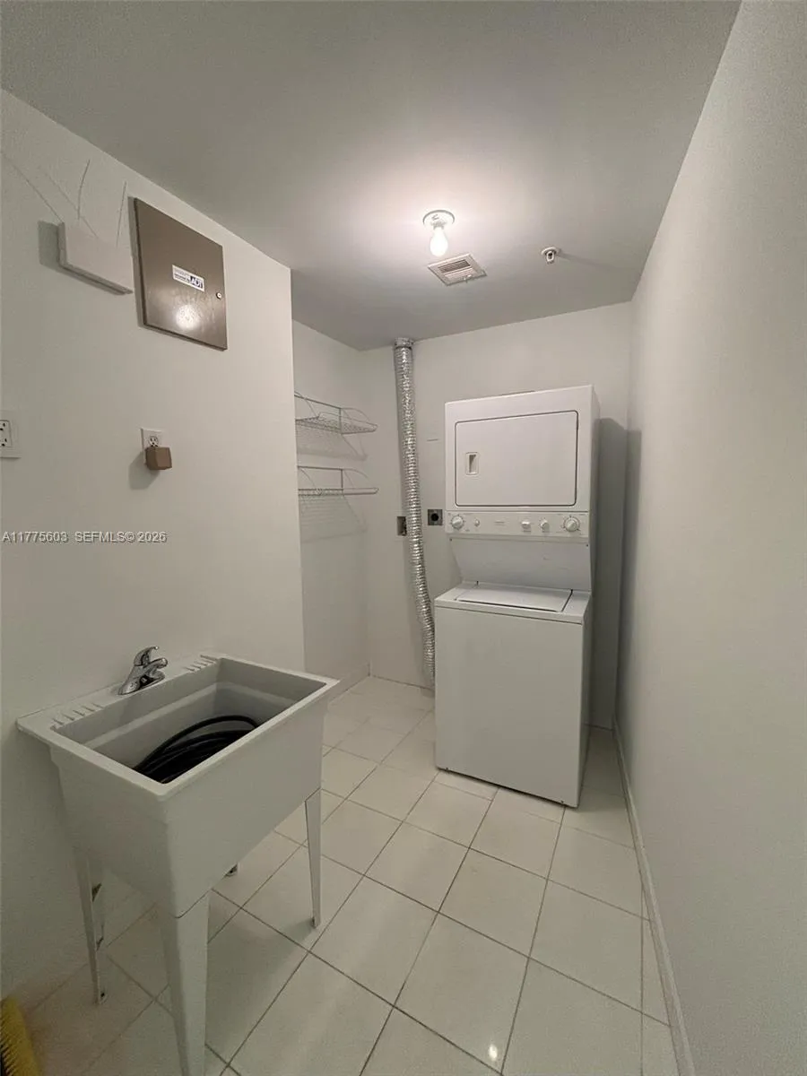 2001 Meridian Ave 309, Miami Beach, Florida 33139, Miami Beach, Florida 33139, 2 Bedrooms Bedrooms, ,2 BathroomsBathrooms,Residential Lease,For Rent,2001 Meridian Ave 309, Miami Beach, Florida 33139,A11775603