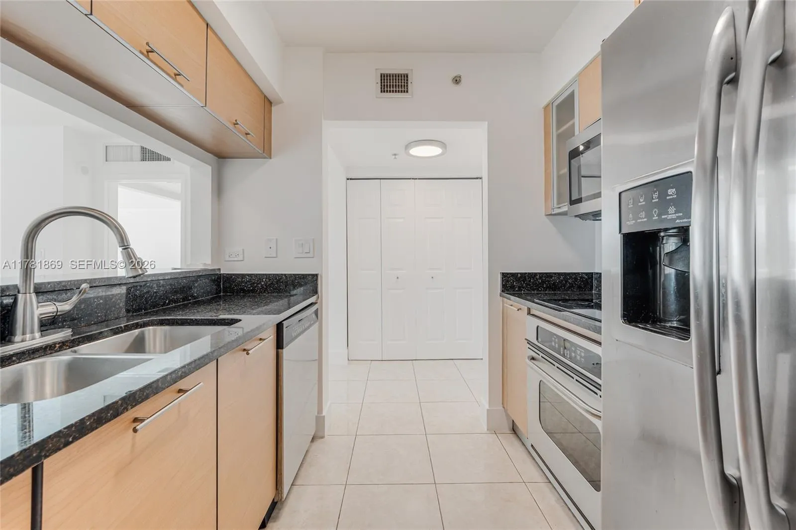 31 Se 5th St 409, Miami, Florida 33131, Miami, Florida 33131, 1 Bedroom Bedrooms, ,1 BathroomBathrooms,Residential,For Sale,31 Se 5th St 409, Miami, Florida 33131,A11781869