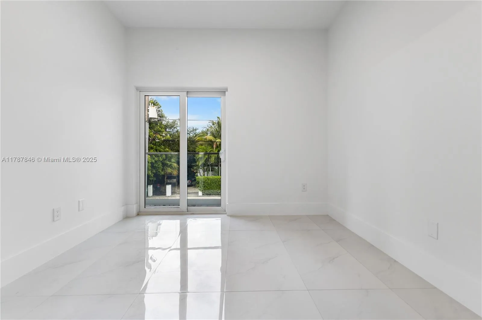 at 3140 Carter St, Miami, FL 33133 Unit For Sale 3 Bedrooms 4 Bathrooms MLS# A11787846 Price $1,349,000 2112