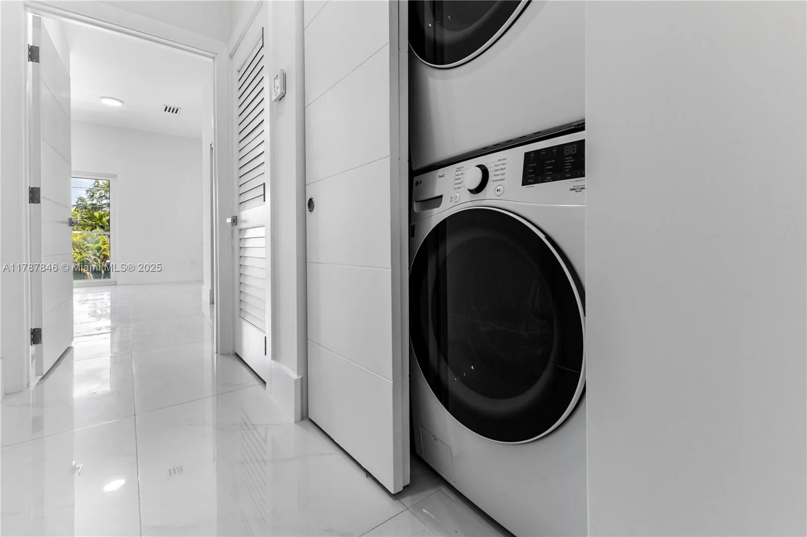 at 3140 Carter St, Miami, FL 33133 Unit For Sale 3 Bedrooms 4 Bathrooms MLS# A11787846 Price $1,349,000 2112