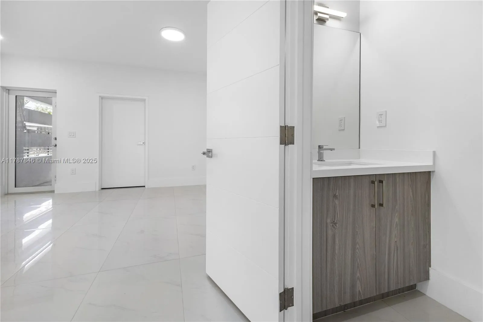 at 3140 Carter St, Miami, FL 33133 Unit For Sale 3 Bedrooms 4 Bathrooms MLS# A11787846 Price $1,349,000 2112