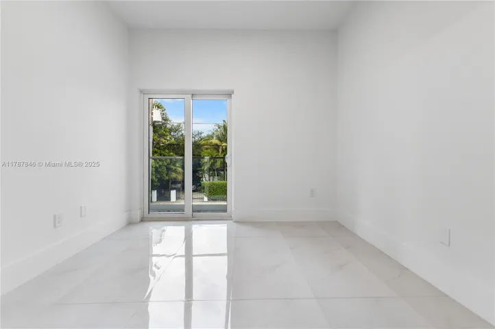 at 3140 Carter St, Miami, FL 33133 Unit For Sale 3 Bedrooms 4 Bathrooms MLS# A11787846 Price $1,349,000 2112