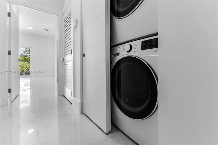 at 3140 Carter St, Miami, FL 33133 Unit For Sale 3 Bedrooms 4 Bathrooms MLS# A11787846 Price $1,349,000 2112