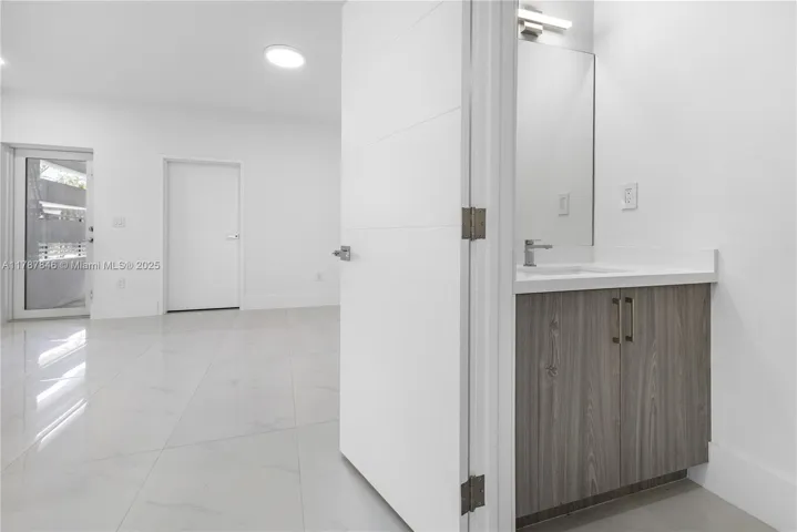 at 3140 Carter St, Miami, FL 33133 Unit For Sale 3 Bedrooms 4 Bathrooms MLS# A11787846 Price $1,349,000 2112